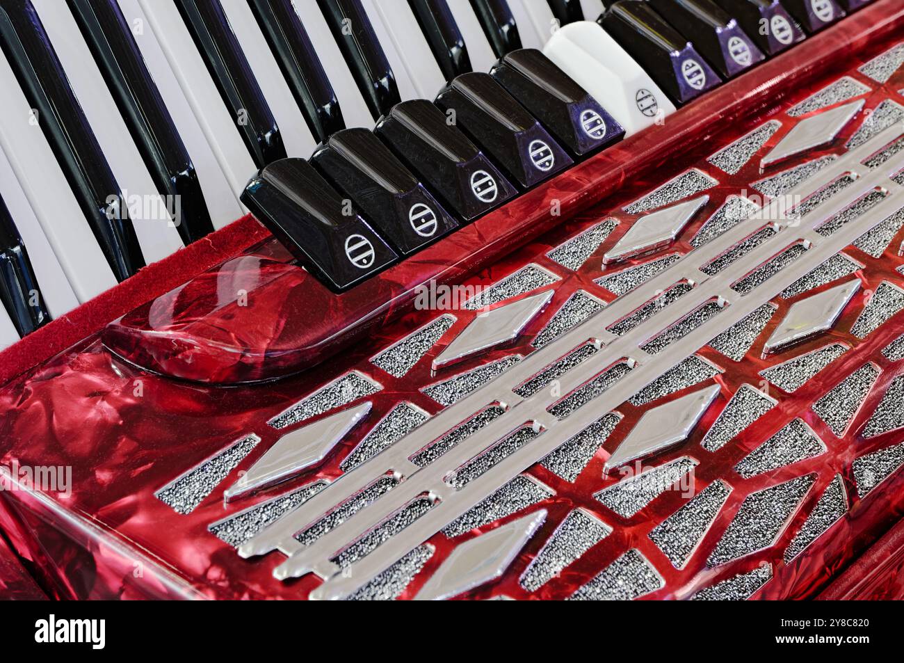 Accordéon, instrument de musique actionné par soufflet. Gros plan, fond abstrait de l'industrie musicale. Banque D'Images