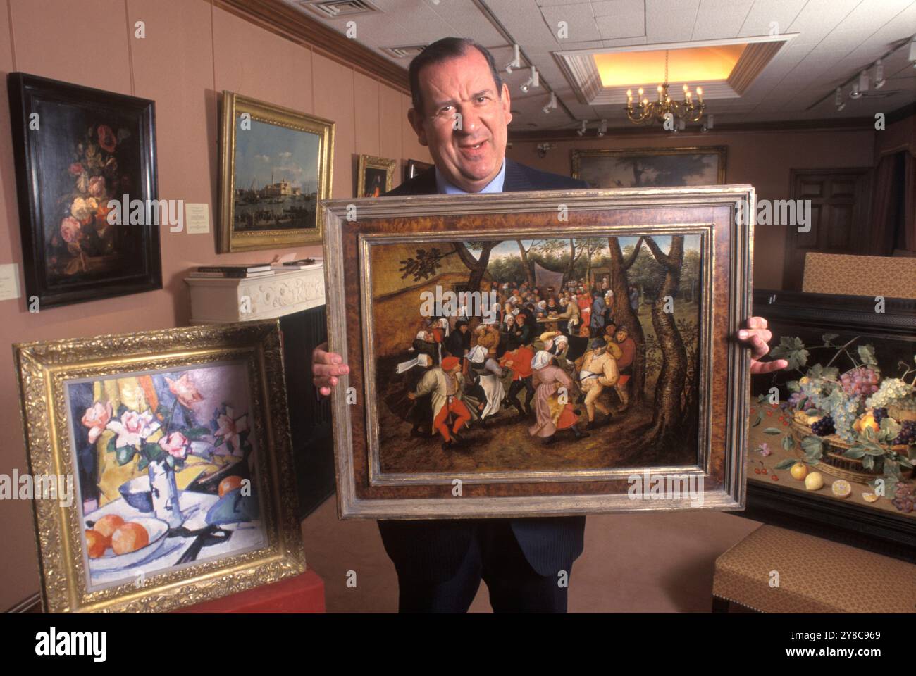 Richard Green, marchand d'art dans sa galerie de Bond Street avec un Pieter Brueghel le jeune qu'il avait acquis. Londres, Angleterre vers les années 1995 1990 Royaume-Uni HOMER SYKES. Banque D'Images