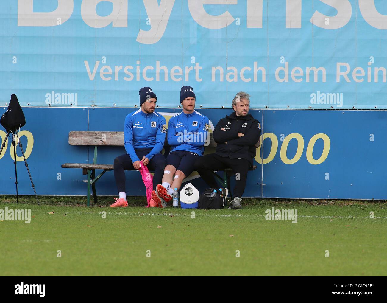 München, Deutschland 02. Oktober 2024 : Fussball, Herren, 3.Liga, saison 2024/2025, TSV 1860 München, Training, Grünwalder Strasse 114 David Philipp (TSV 1860 München) mit Thore Jacobsen (TSV 1860 München) und Physio Nick Wurian (v.l.n.r.) sitzend Banque D'Images