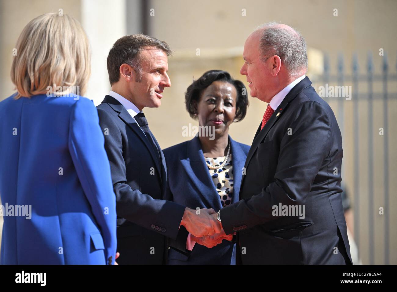 Villers Cotterets, France. 04 octobre 2024. Le Président Emmanuel Macron et son épouse Brigitte Macron et la Secrétaire générale de la Francophonie Louise Mushikiwabo accueillent le Prince Albert II de Monaco lors du 19ème Sommet de la Francophonie à la Cité internationale de la langue française au château de Villers-Cotterets, dans le nord-est de la France, le 4 octobre 2024. Photo par Eliot Blondet/ABACAPRESS. COM Credit : Abaca Press/Alamy Live News Banque D'Images