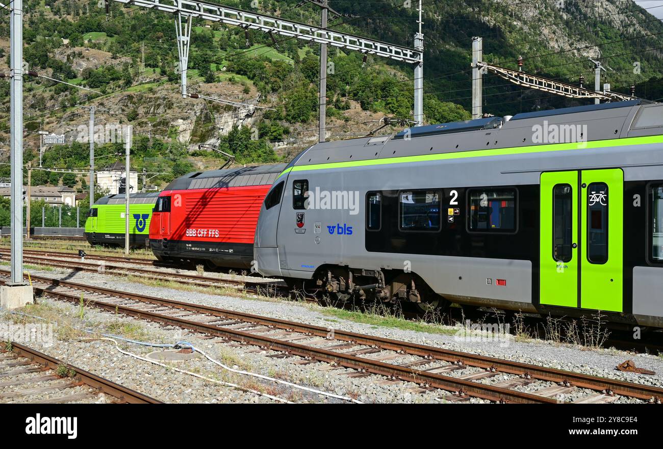 BLS Class Re 465, SBB Class Re 460 locomotives électriques et une ligne BLS EMU à Brig, Valais, Suisse Banque D'Images