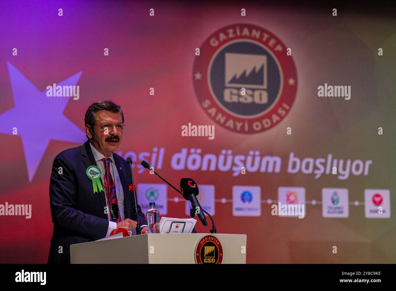 Gaziantep, Turquie. 06 octobre 2021. Rifat Hisarcıklıoglu, président de l’Union des chambres et bourses de marchandises de Turquie, prononce un discours lors de la cérémonie de remise des prix des étoiles de Gaziantep dans la ville turque de Gaziantep. La cérémonie, qui était animée par le présentateur et producteur de télévision Defne Sarisoy, a été suivie par d’autres personnalités majeures, dont la maire de la municipalité métropolitaine de Gaziantep, Fatma Sahin, le gouverneur de Gaziantep, David Gul, et le président de la Chambre d’industrie de Gaziantep, Adnan Unverdi. Au cours de la cérémonie, qui a été organisée par Gaziantep Chambre de l'industrie, les entreprises à succès jouant un Banque D'Images