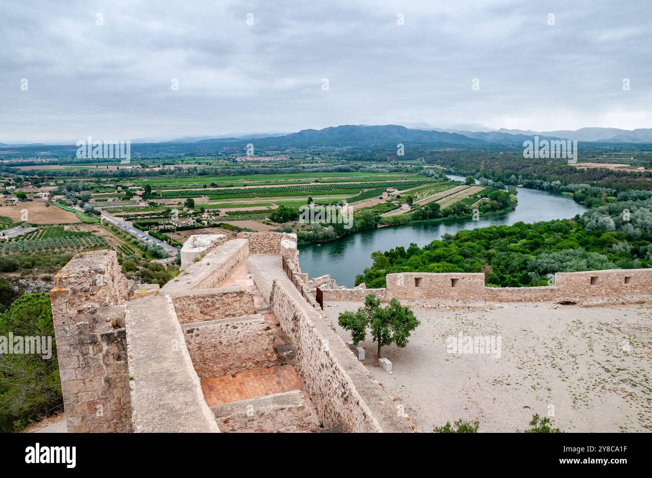 Vue sur la cour inférieure, château de Miravet, Ribera d'Ebre, Catalogne, Espagne Banque D'Images