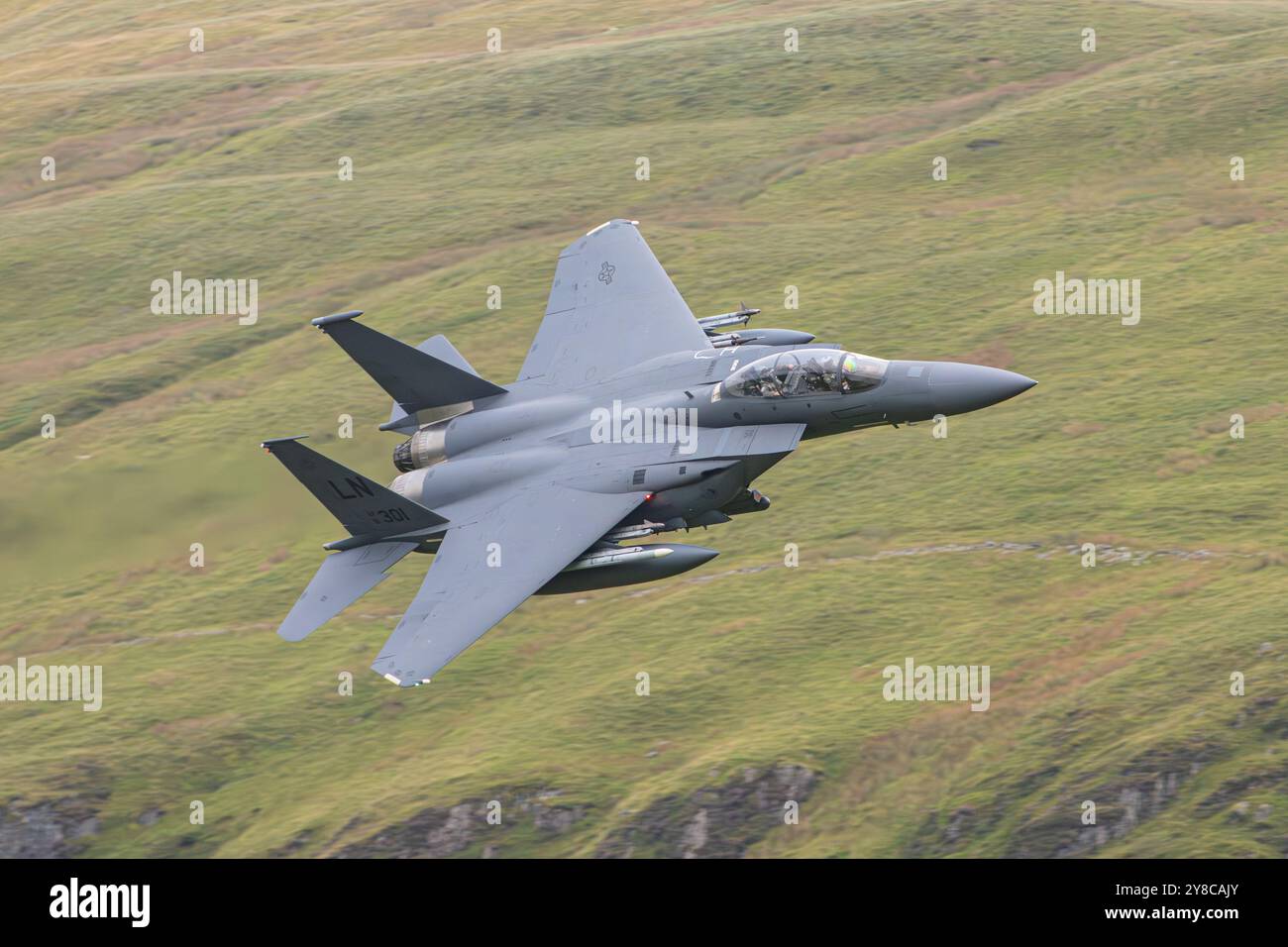 Le F-15 de l'USAF pratiquant une sortie à basse altitude à travers la boucle de Mach, Dolgellau, Snowdonia, Nord du pays de Galles Banque D'Images