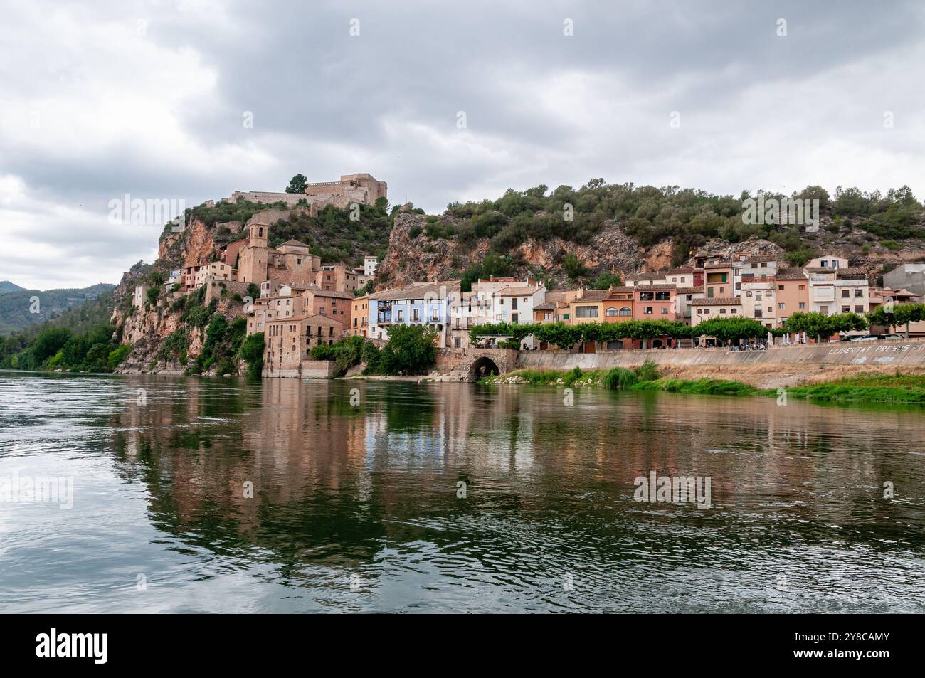 Miravet village et château vue de la rivière Ebre, Miravet, Catalogne, Espagne Banque D'Images