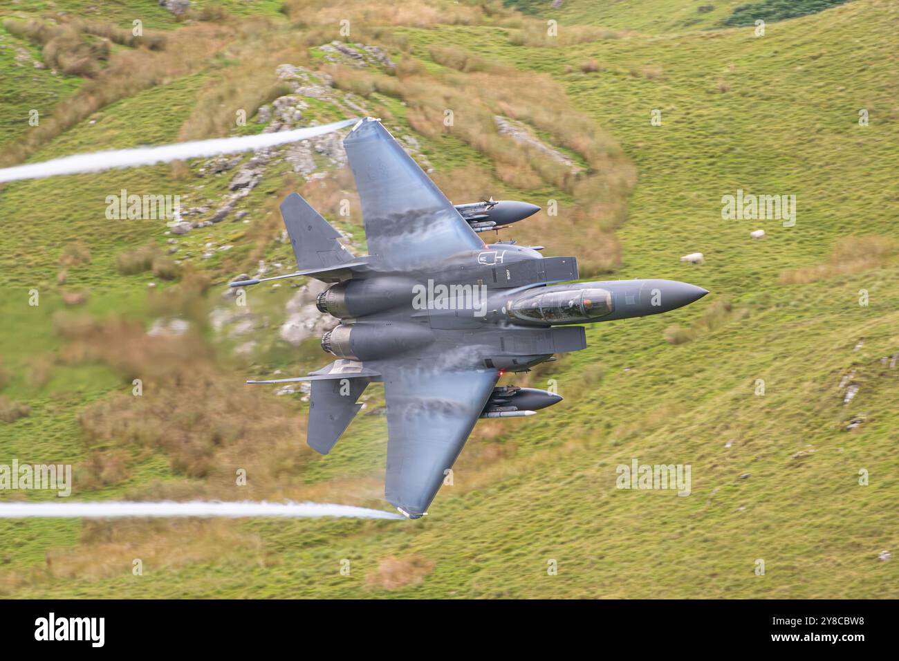 Le F-15 de l'USAF pratiquant une sortie à basse altitude à travers la boucle de Mach, Dolgellau, Snowdonia, Nord du pays de Galles Banque D'Images