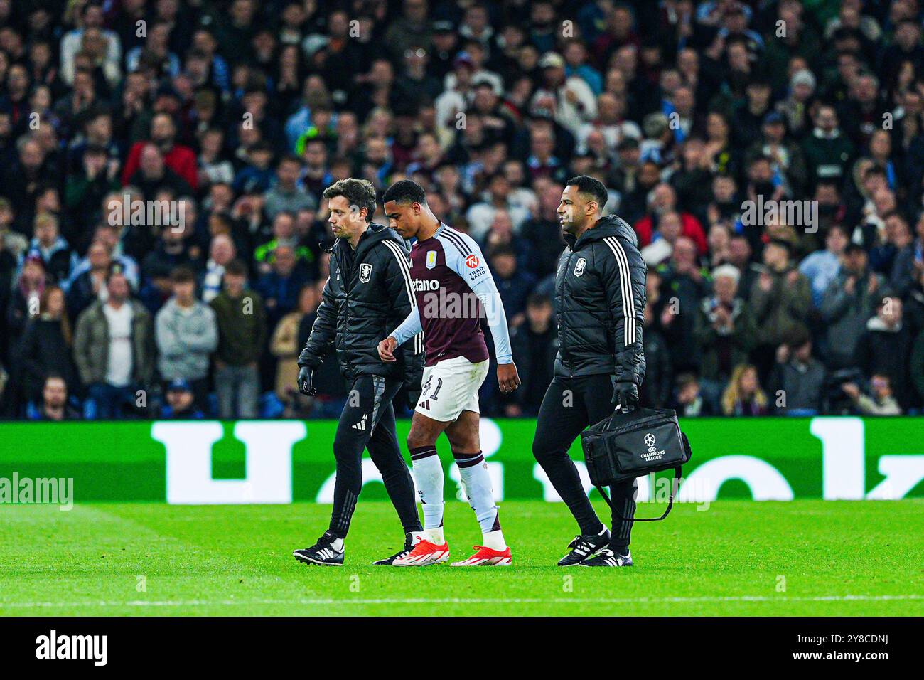 Verletzung Jacob Ramsey (Aston Villa, #41) ENG, Aston Villa vs FC Bayern Muenchen, Fussball, UEFA Champions League, Spieltag 2, Spielzeit 2024/25, 02.10.2024 Foto : Eibner-Pressefoto/Marcel von Fehrn Banque D'Images