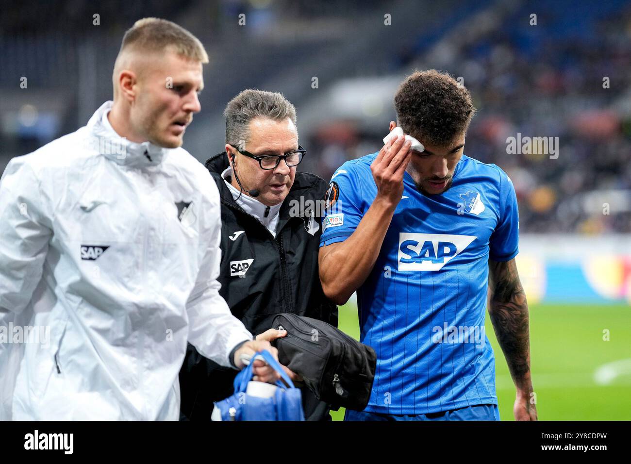 Sinsheim, Deutschland. 03 Oct, 2024. Valentin Gendrey (Hoffenheim, 15) muss behandelt werden, verletzt, Verletzung, Verletzungspause, Aktion, Spielszene, 03.10.2024, Sinsheim (Deutschland), Fussball, UEFA Europa League, Gruppenphase, TSG 1899 Hoffenheim - Dynamo Kiew, LA RÉGLEMENTATION INTERDIT TOUTE UTILISATION DE PHOTOGRAPHIES COMME SÉQUENCES D'IMAGES ET/OU QUASI-VIDÉO. Crédit : dpa/Alamy Live News Banque D'Images