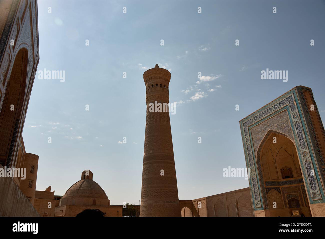 Le complexe de la mosquée po-i-Kalyan, avec le magnifique minaret de Kalyan, est l'un des monuments les plus célèbres de Boukhara, Ouzbékistan. Le minaret, standi Banque D'Images