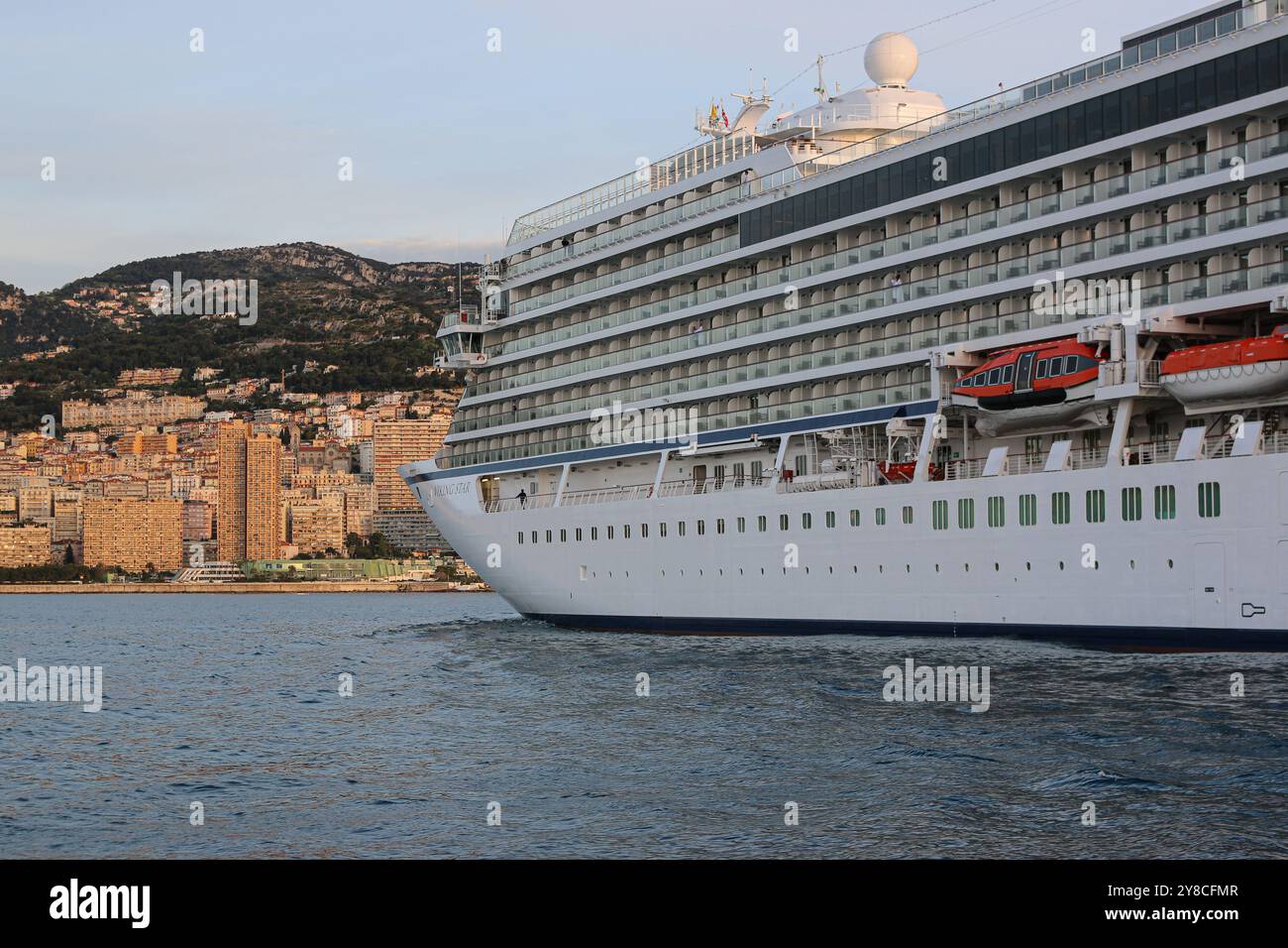 Port Hercule, Monaco. 03 oct 2024 : escale du magnifique bateau de croisière VIKING STAR à Monaco. En avril, le luxueux navire a été le premier à ouvrir la saison des croisières à Monte-Carlo, sur la Côte d’Azur. L'élégant navire de taille humaine est le premier navire de la classe éponyme des navires à passagers de Viking Ocean Cruises. Depuis 2022, les autorités monégasques ont décidé de limiter la taille des navires accueillis dans la ville (lignes de croisière luxe et premium uniquement), réduisant les escales dans la principauté mondialement connue de 165 visites en 2019 à 117 en 2024. Crédit : Kevin Izorce/Alamy Live News Banque D'Images