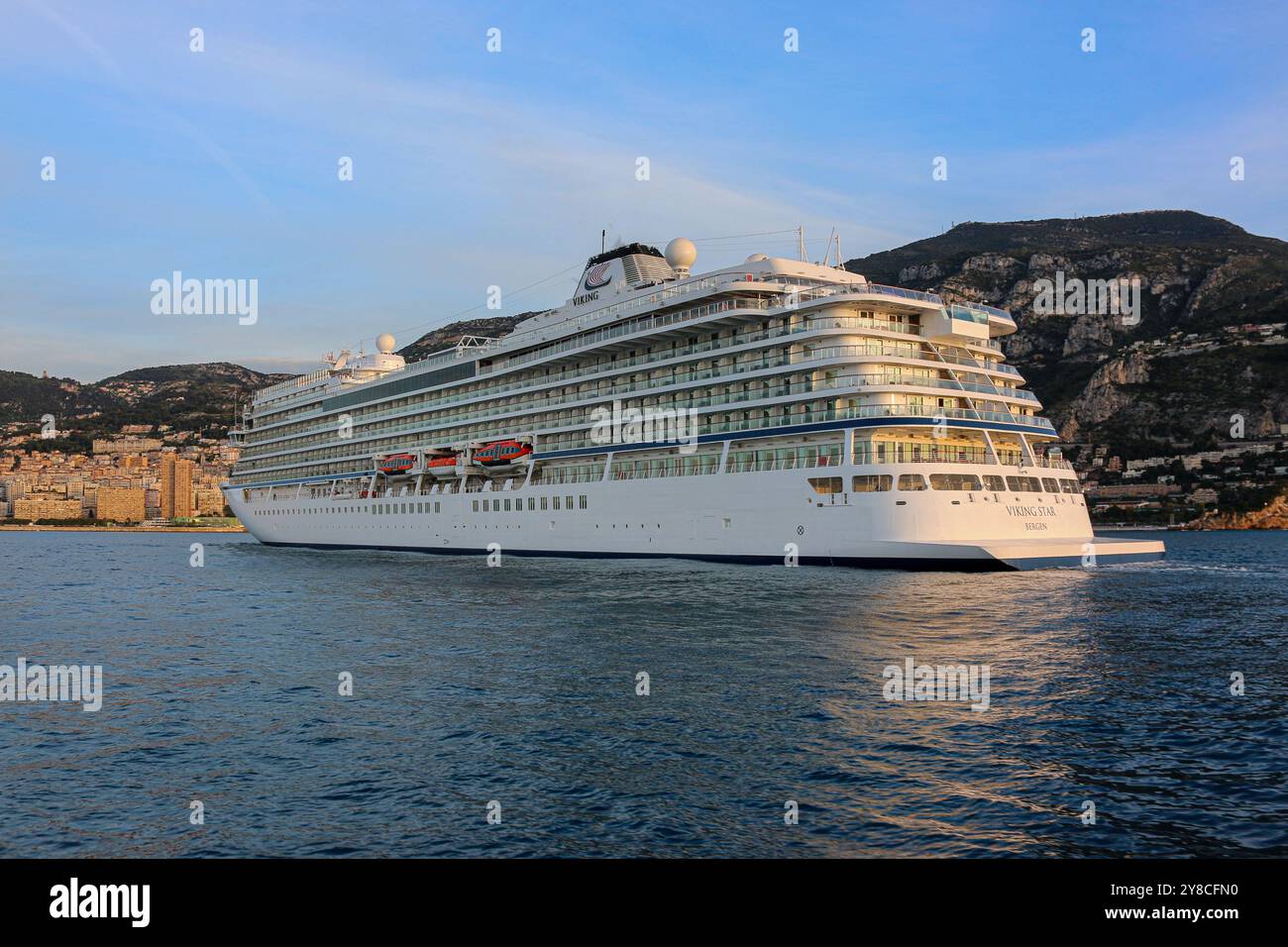 Port Hercule, Monaco. 03 oct 2024 : escale du magnifique bateau de croisière VIKING STAR à Monaco. En avril, le luxueux navire a été le premier à ouvrir la saison des croisières à Monte-Carlo, sur la Côte d’Azur. L'élégant navire de taille humaine est le premier navire de la classe éponyme des navires à passagers de Viking Ocean Cruises. Depuis 2022, les autorités monégasques ont décidé de limiter la taille des navires accueillis dans la ville (lignes de croisière luxe et premium uniquement), réduisant les escales dans la principauté mondialement connue de 165 visites en 2019 à 117 en 2024. Crédit : Kevin Izorce/Alamy Live News Banque D'Images