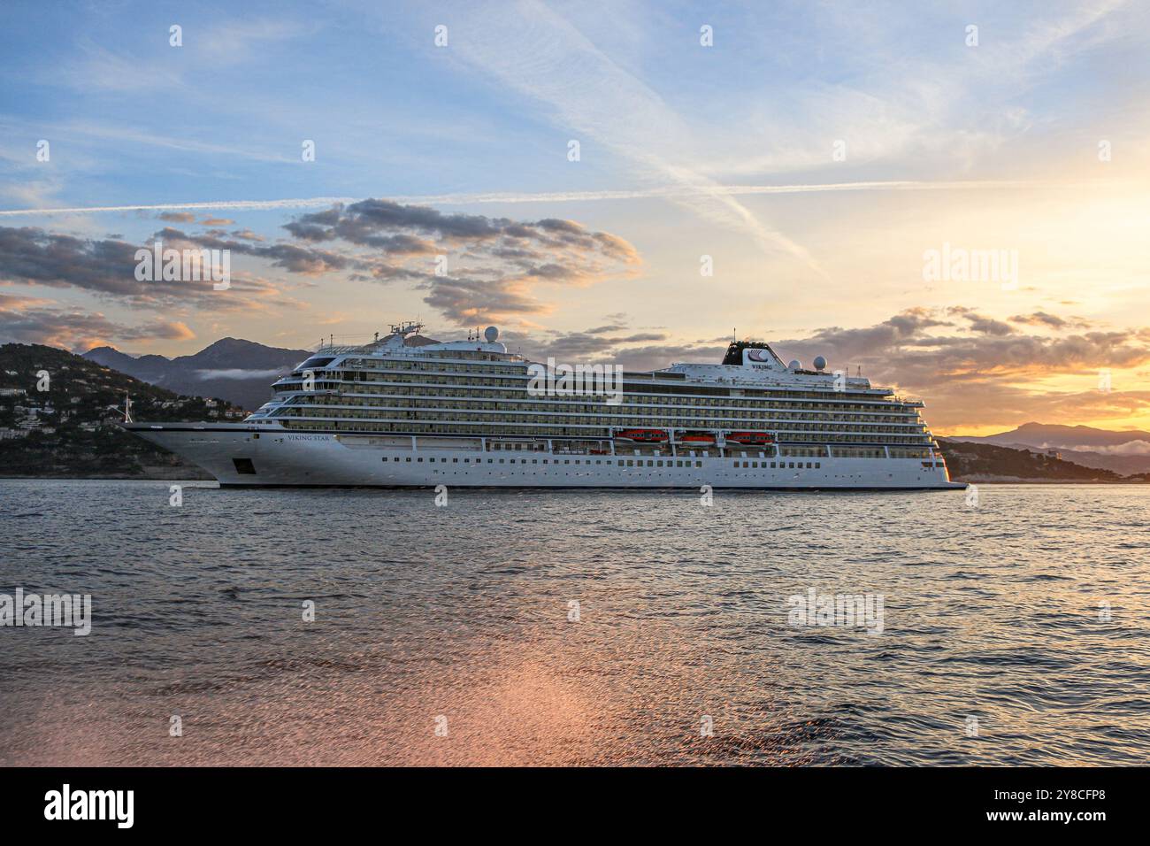 Port Hercule, Monaco. 03 oct 2024 : escale du magnifique bateau de croisière VIKING STAR à Monaco. En avril, le luxueux navire a été le premier à ouvrir la saison des croisières à Monte-Carlo, sur la Côte d’Azur. L'élégant navire de taille humaine est le premier navire de la classe éponyme des navires à passagers de Viking Ocean Cruises. Depuis 2022, les autorités monégasques ont décidé de limiter la taille des navires accueillis dans la ville (lignes de croisière luxe et premium uniquement), réduisant les escales dans la principauté mondialement connue de 165 visites en 2019 à 117 en 2024. Crédit : Kevin Izorce/Alamy Live News Banque D'Images