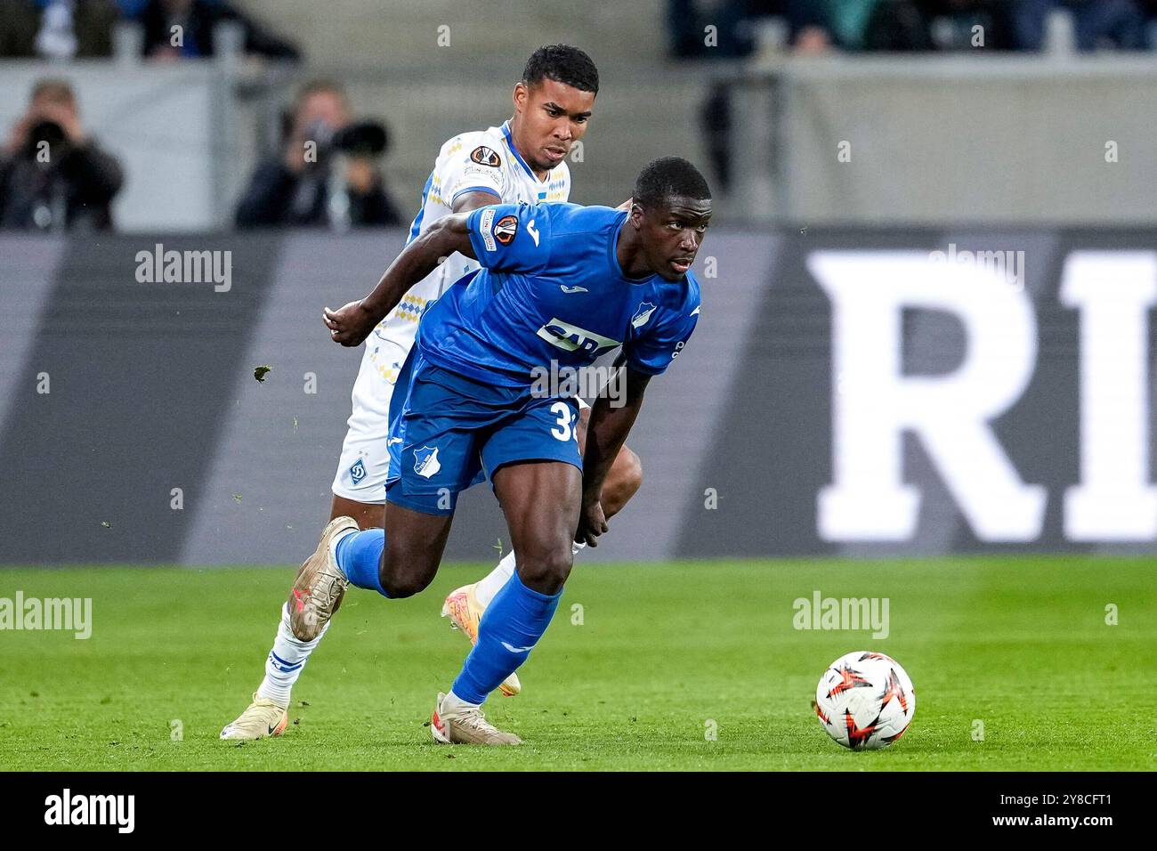 Sinsheim, Deutschland. 03 Oct, 2024. v.Li. : Eduardo Guerrero (FC Dynamo Kyiv, 39), Stanley Pierre Nsoki (N Soki, Hoffenheim, 34), Zweikampf, Spielszene, duel, duel, tackling, Dynamik, action, Aktion, 03.10.2024, Sinsheim (Deutschland), Fussball, UEFA Europa League, Gruppenphase, TSG 1899 Hoffenheim - Dynamo Kiew, LA RÉGLEMENTATION INTERDIT TOUTE UTILISATION DE PHOTOGRAPHIES COMME SÉQUENCES D'IMAGES ET/OU QUASI-VIDÉO. Crédit : dpa/Alamy Live News Banque D'Images