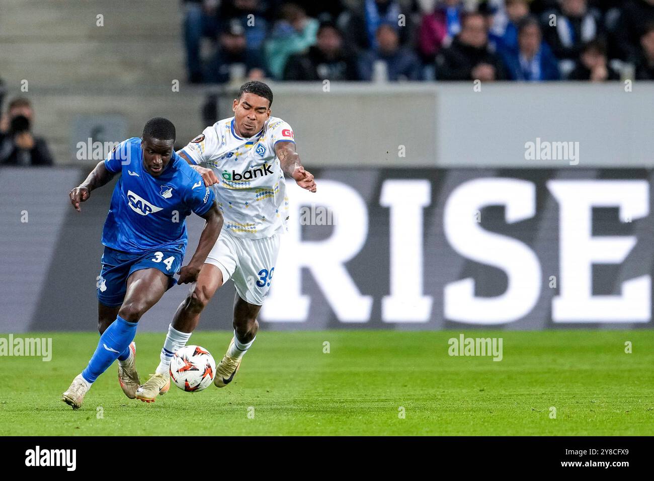 Sinsheim, Deutschland. 03 Oct, 2024. v.Li. : Stanley Pierre Nsoki (N Soki, Hoffenheim, 34), Eduardo Guerrero (FC Dynamo Kyiv, 39), Zweikampf, Spielszene, Duell, duel, Tackling, Tackling, Dynamik, action, Aktion, 03.10.2024, Sinsheim (Deutschland), Fussball, UEFA Europa League, GRUPPENPHASE, TSG 1899 HOFFENHEIM - DYNAMO KIEW, LA RÉGLEMENTATION INTERDIT TOUTE UTILISATION DE PHOTOGRAPHIES COMME SÉQUENCES D'IMAGES ET/OU QUASI-VIDÉO. Crédit : dpa/Alamy Live News Banque D'Images