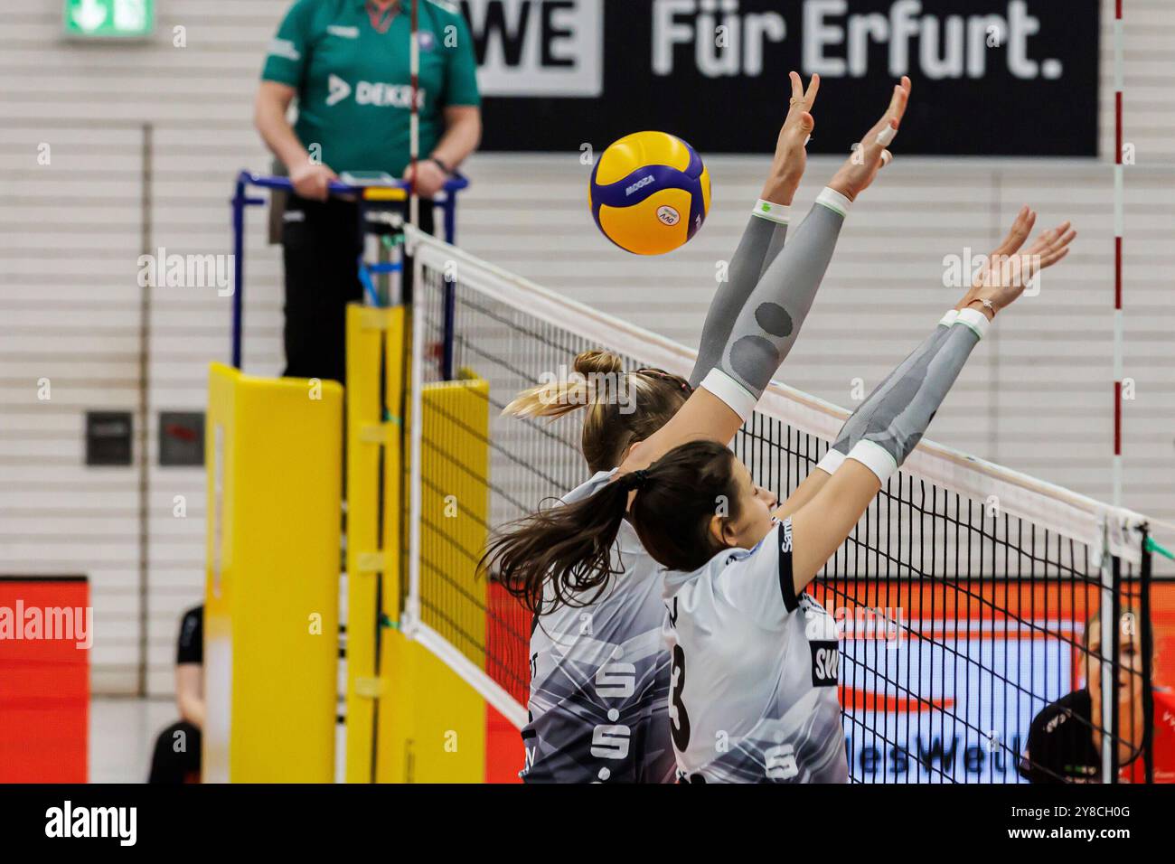 Erfurt, Deutschland. 02 octobre 2024. Kaylee Oscarson (Schwarz-Weiss Erfurt, 18), Ana Krulj (Schwarz-Weiss Erfurt, 3) beim Block, 02.10.2024, Erfurt (Deutschland), volleyball, Bundesliga Frauen, Schwarz-Weiss Erfurt - Dresdner SC/dpa/Alamy Live News Banque D'Images