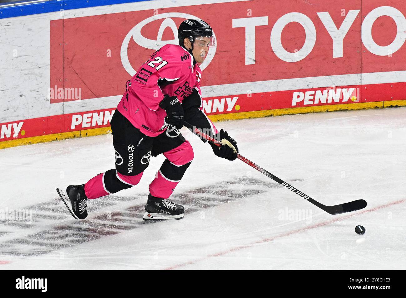 Eishockey DEL - 24/25 - 6. Spieltag : Kölner haie vs Straubing Tigers am 03.10.2024 im in der LANXESS Arena in Köln Kölns Juhani Tyrväinen (Nr.21) Foto : osnapix Banque D'Images