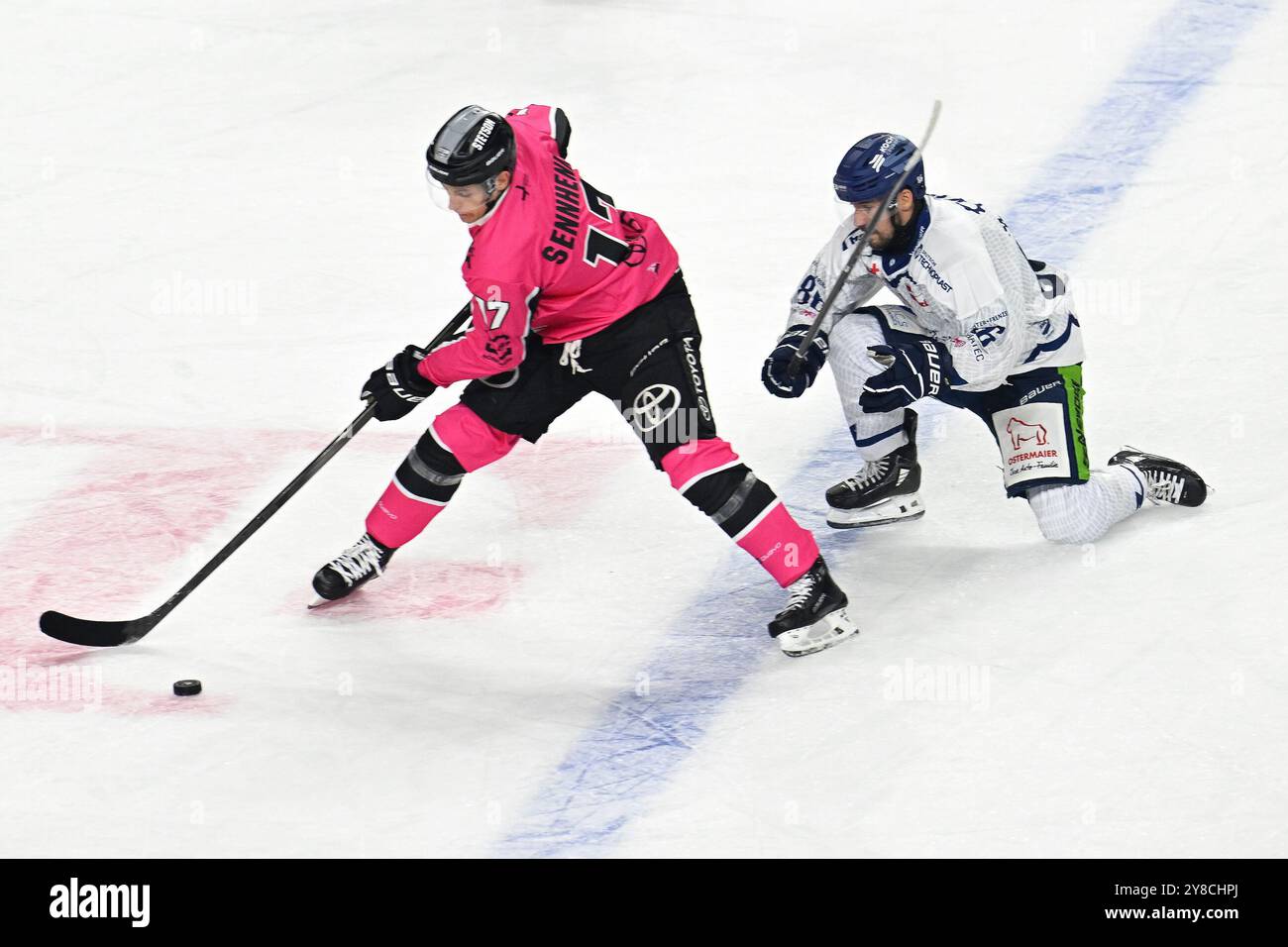 Eishockey DEL - 24/25 - 6. Spieltag : Kölner haie vs Straubing Tigers am 03.10.2024 im in der LANXESS Arena in Köln Straubings Skyler McKenzie (Nr.86) gegen Kölns Jan Luca Sennhenn (Nr.17) Foto : osnapix Banque D'Images