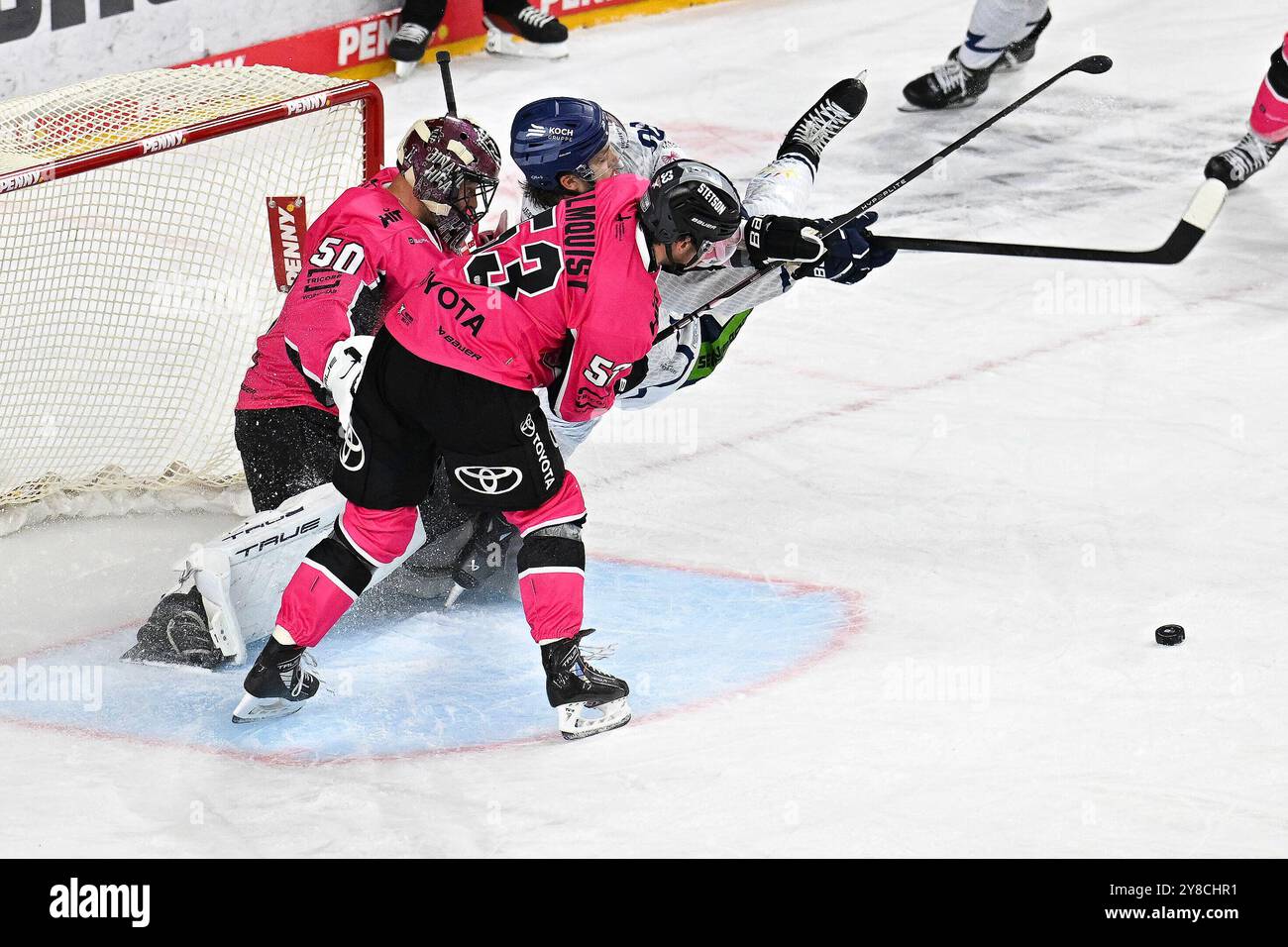 Eishockey DEL - 24/25 - 6. Spieltag : Kölner haie vs Straubing Tigers am 03.10.2024 im in der LANXESS Arena in Köln Kölns Adam Almqvist (Nr.53) verteidigt rustikal gegen Straubings JC LiPON (Nr.88) Foto : osnapix Banque D'Images