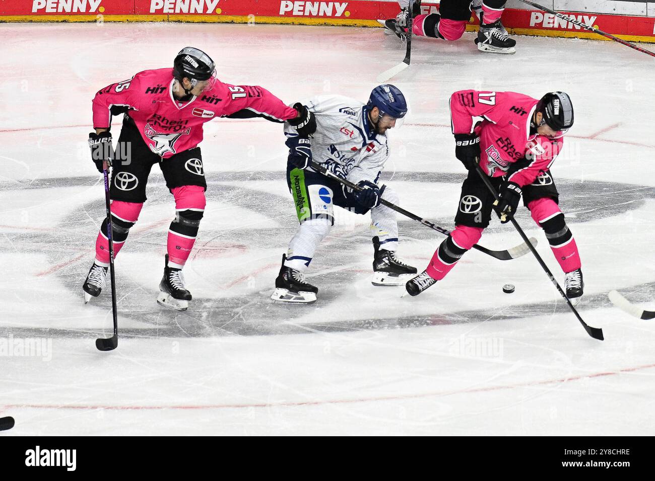 Eishockey DEL - 24/25 - 6. Spieltag : Kölner haie vs Straubing Tigers am 03.10.2024 im in der LANXESS Arena in Köln Kölns Louis-Marc Aubry (Nr.15) und Kölns Jan Luca Sennhenn (Nr.17) gegen Straubings Skyler McKenzie (Nr.86) Foto : osnapix Banque D'Images