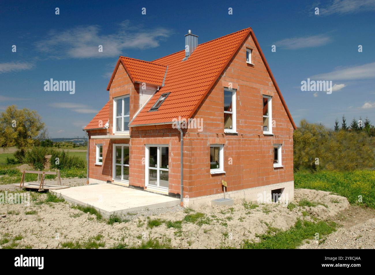 Neubau im Rohbau Ein neugebautes Wohnhaus befindet sich noch im Ausbau und Rohbau *** Nouveau bâtiment en construction de coquille Un nouveau bâtiment résidentiel bui Banque D'Images