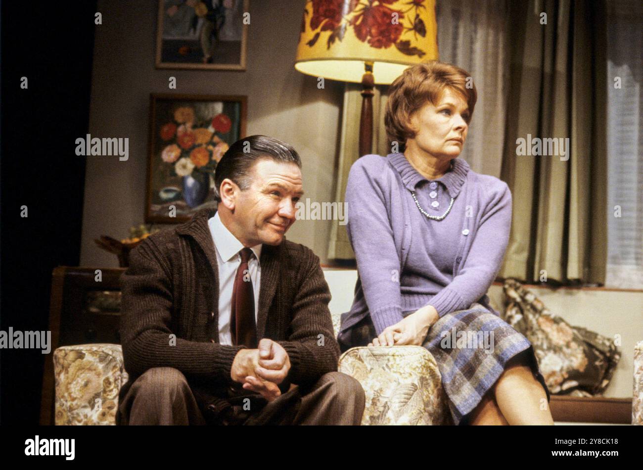 Michael Williams (Bob Jackson), Judi Dench (Barbara Jackson) in PACK OF LIES de Hugh Whitemore au Lyric Theatre, Londres W1 26/10/1983 design : Ralph Koltai éclairage : Robert Ornbo réalisateur : Clifford Williams Banque D'Images