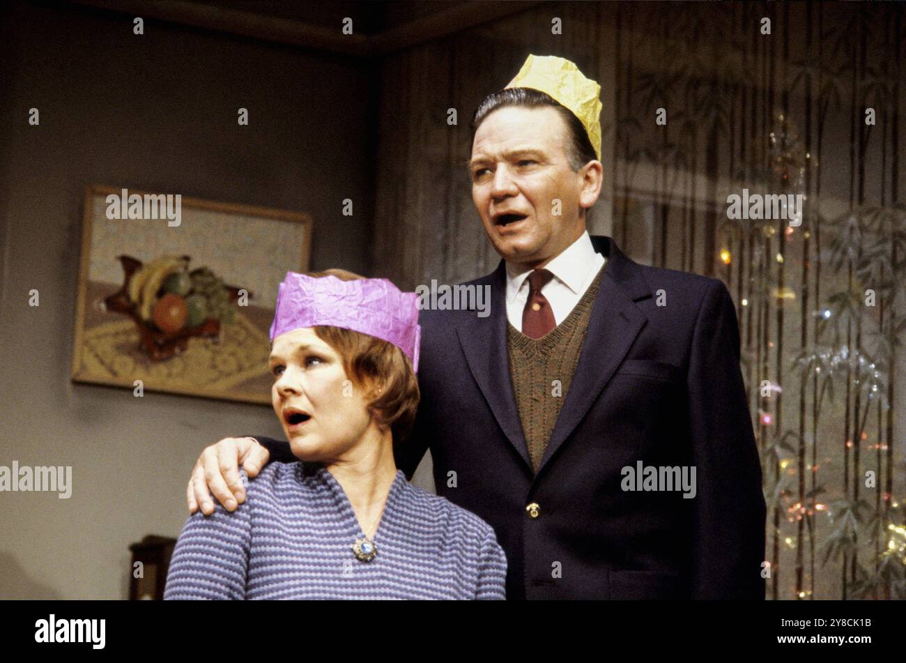 Judi Dench (Barbara Jackson), Michael Williams (Bob Jackson) in PACK OF LIES de Hugh Whitemore au Lyric Theatre, Londres W1 26/10/1983 design : Ralph Koltai éclairage : Robert Ornbo réalisateur : Clifford Williams Banque D'Images