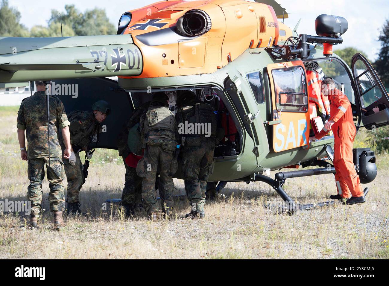 Duesseldorf, Deutschland. 04 octobre 2024. Des soldats chargent une personne blessée (acteur) d'un véhicule médical de YAK et la préparent pour le transport par hélicoptère de sauvetage SAR, exercice de contrôle des catastrophes LOKI24 à Duesseldorf-Hubbelrath, 4 octobre 2024, crédit : dpa/Alamy Live News Banque D'Images