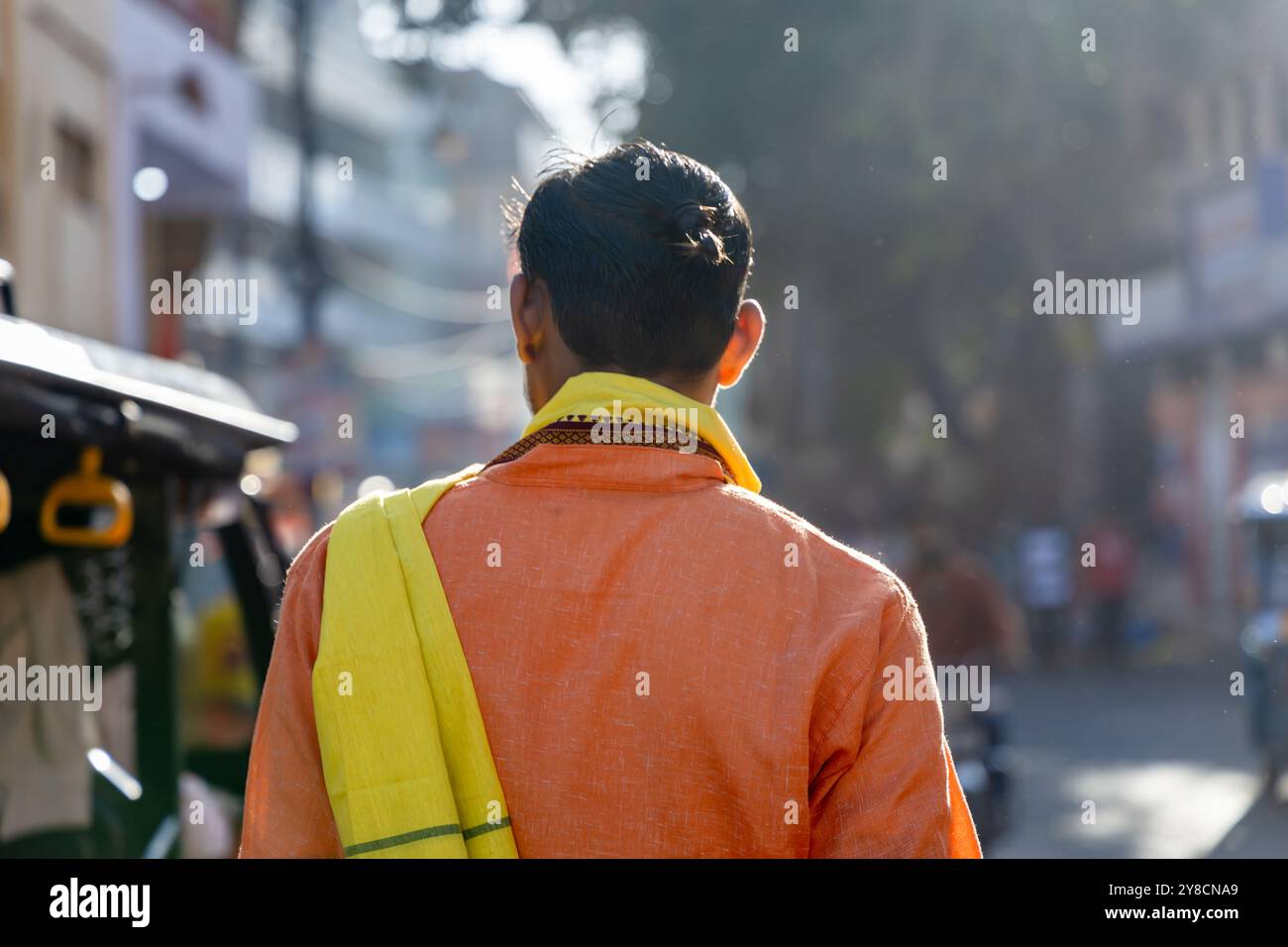 Dévot de Brahmin hindou avec les cheveux attachés dans le nœud ou la tresse de dos dans l'image du matin est prise à shipra River ujjain madhya pradesh inde le 09 mars 2024. Banque D'Images