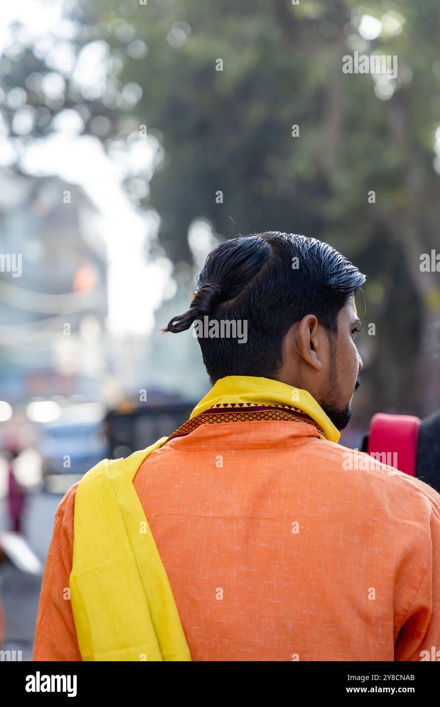 Dévot de Brahmin hindou avec les cheveux attachés dans le nœud ou la tresse de dos dans l'image du matin est prise à shipra River ujjain madhya pradesh inde le 09 mars 2024. Banque D'Images