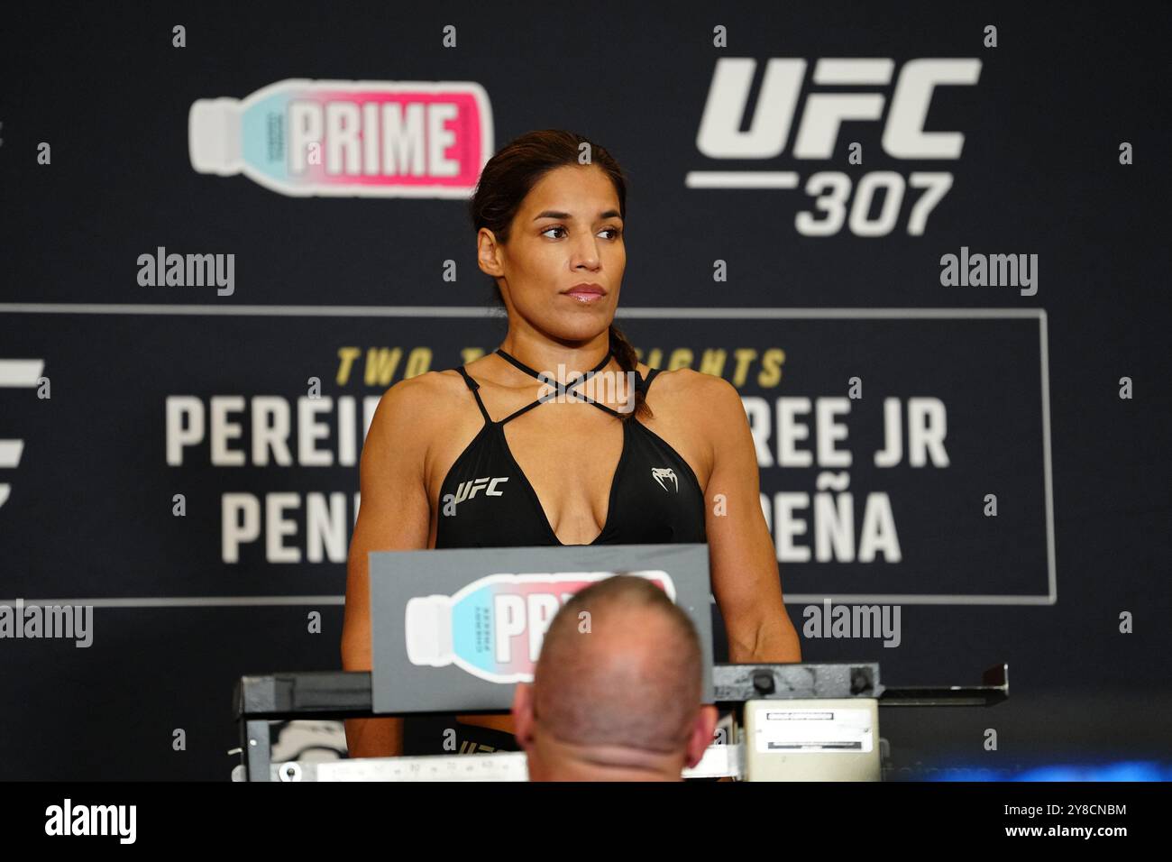 SALT LAKE CITY, UT - 4 octobre : Julianna Pena monte sur la balance pour les pesées officielles au Hilton Downtown SLC pour UFC307 - Pereira vs Rountree Jr. le 4 octobre 2024 à Salt Lake City, UT, États-Unis. (Photo de Louis Grasse/PxImages) crédit : Px images/Alamy Live News Banque D'Images