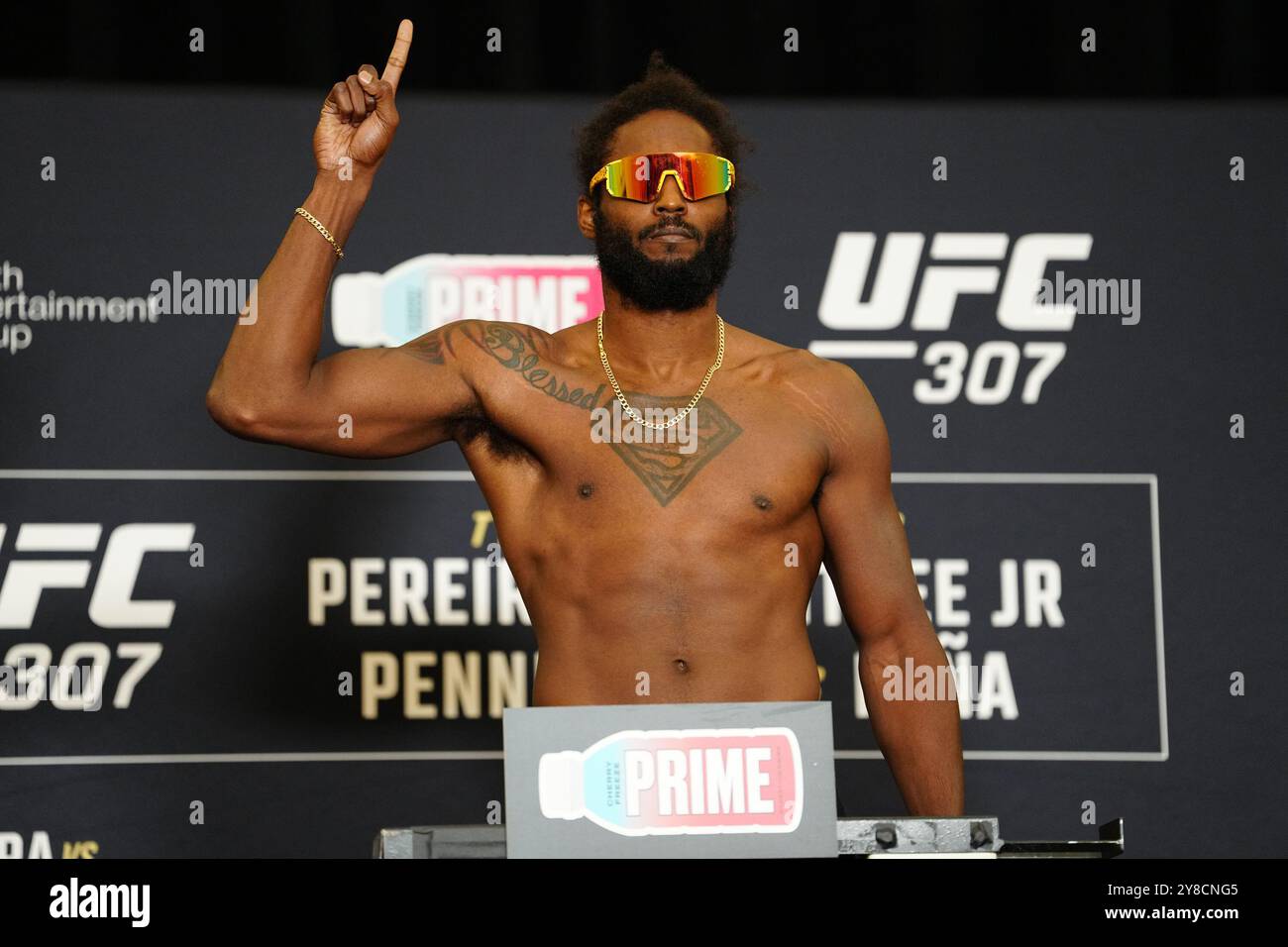 SALT LAKE CITY, UT - 4 octobre : Ryan Spann marche sur la balance pour les pesées officielles au Hilton Downtown SLC pour UFC307 - Pereira vs Rountree Jr. le 4 octobre 2024 à Salt Lake City, UT, États-Unis. (Photo de Louis Grasse/PxImages) crédit : Px images/Alamy Live News Banque D'Images