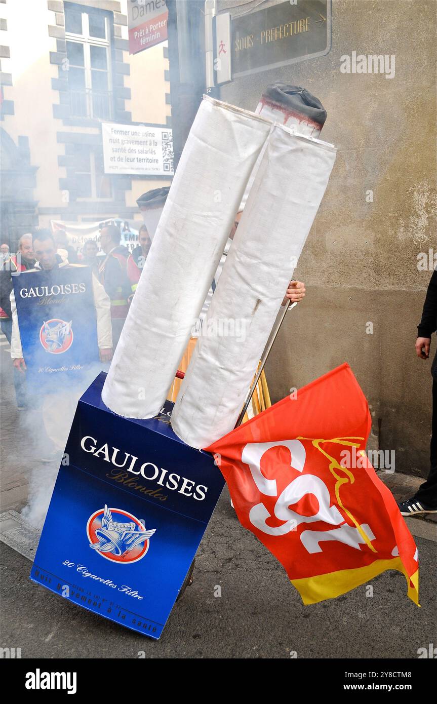 Les employés DE SEITA manifestent contre la fermeture du tissu de cigarettes, Rioms, Puy-de-Dôme, région Auvergne-Rhône-Alpes, France Banque D'Images