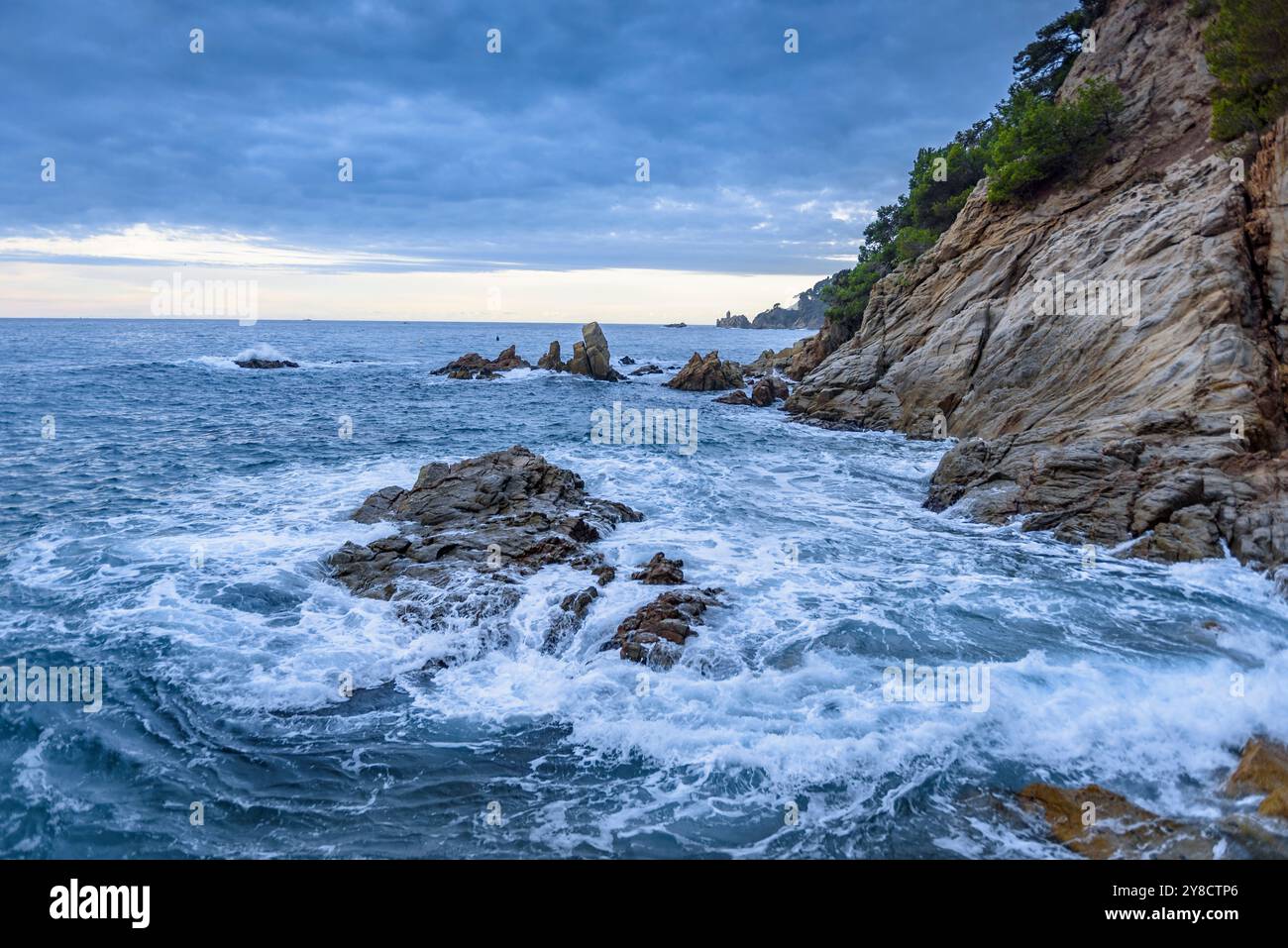 Cala sa Boadella, à Lloret de Mar, un matin avec des nuages et la mer avec des vagues (Costa Brava, Gérone, Catalogne, Espagne) Banque D'Images