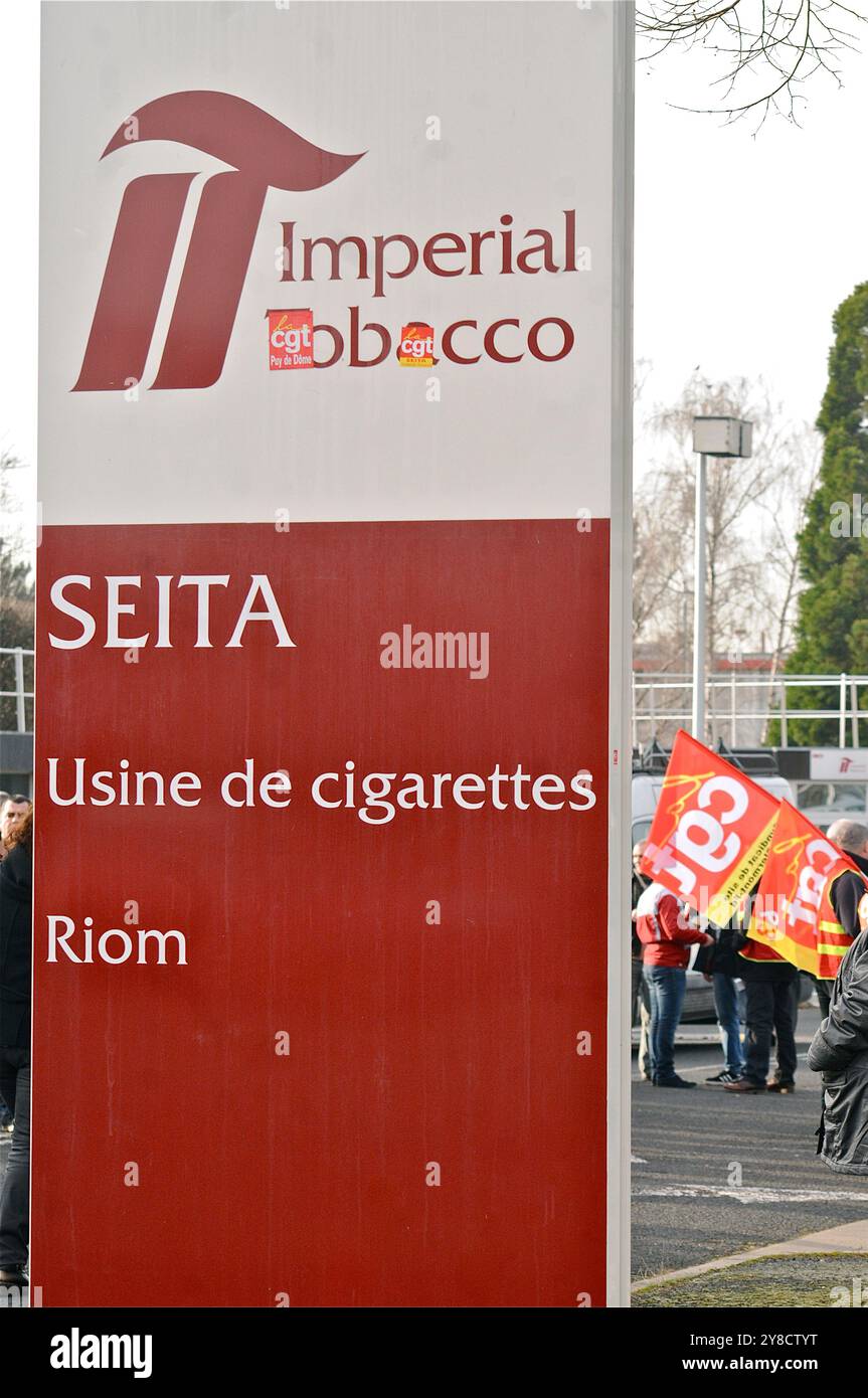 Les employés DE SEITA manifestent contre la fermeture du tissu de cigarettes, Rioms, Puy-de-Dôme, région Auvergne-Rhône-Alpes, France Banque D'Images