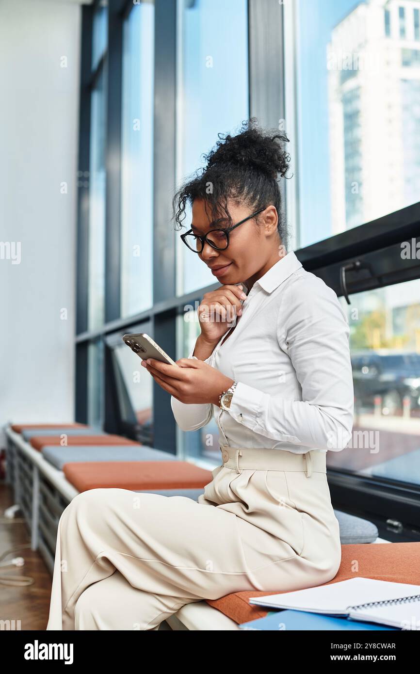 Une éducatrice enthousiaste interagit avec ses élèves tout en profitant de l'ambiance moderne de la salle de classe. Banque D'Images