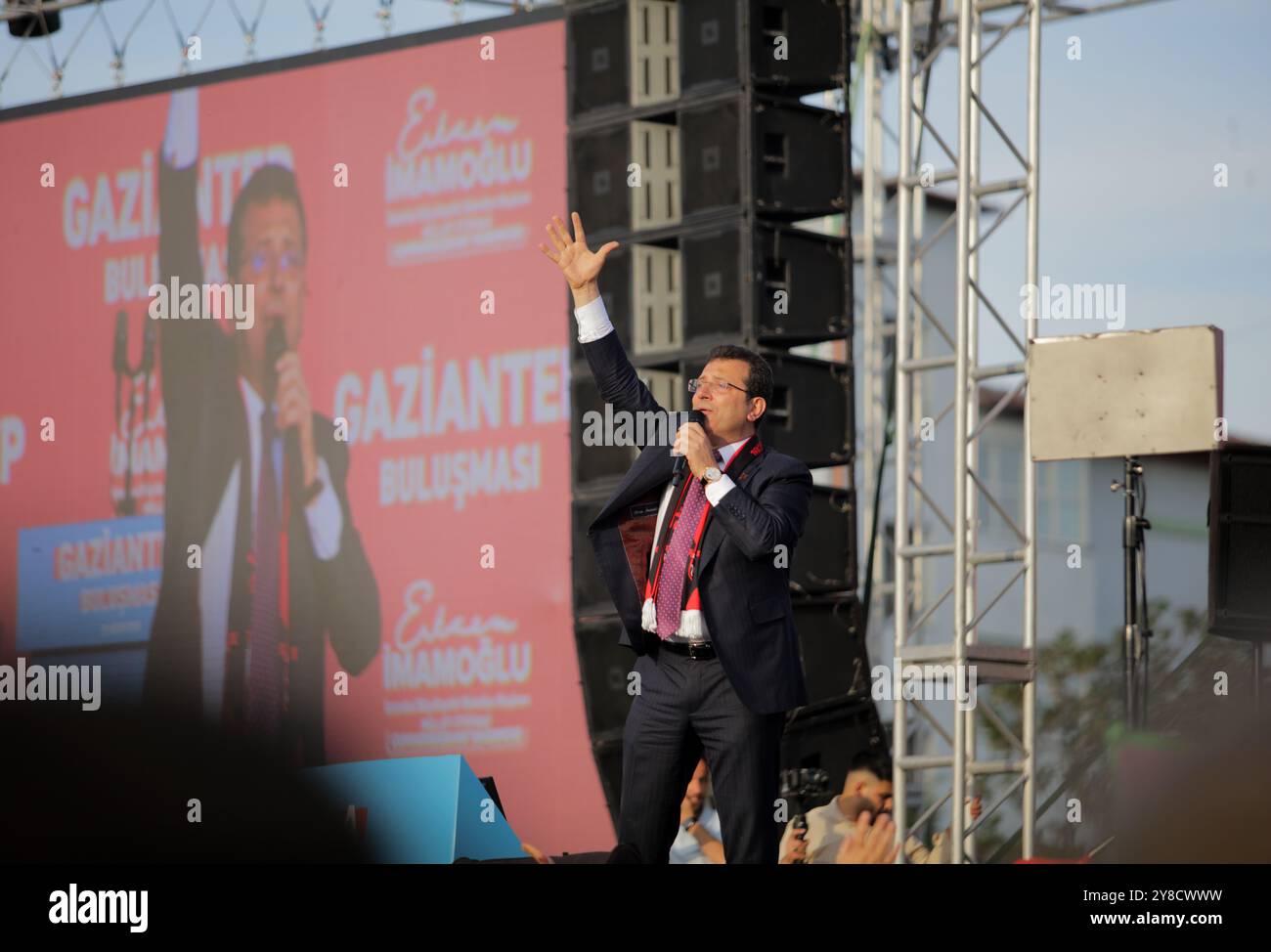 Gaziantep, Turquie. 26 avril 2023. Le maire d’Istanbul, Ekrem Imamoglu, du Parti républicain du peuple (CHP), se joint à un rassemblement électoral dans le centre de la ville de Gaziantep, dans le sud de Turkiye. Des élections présidentielles et législatives doivent avoir lieu à Turkiye le 14 mai Banque D'Images