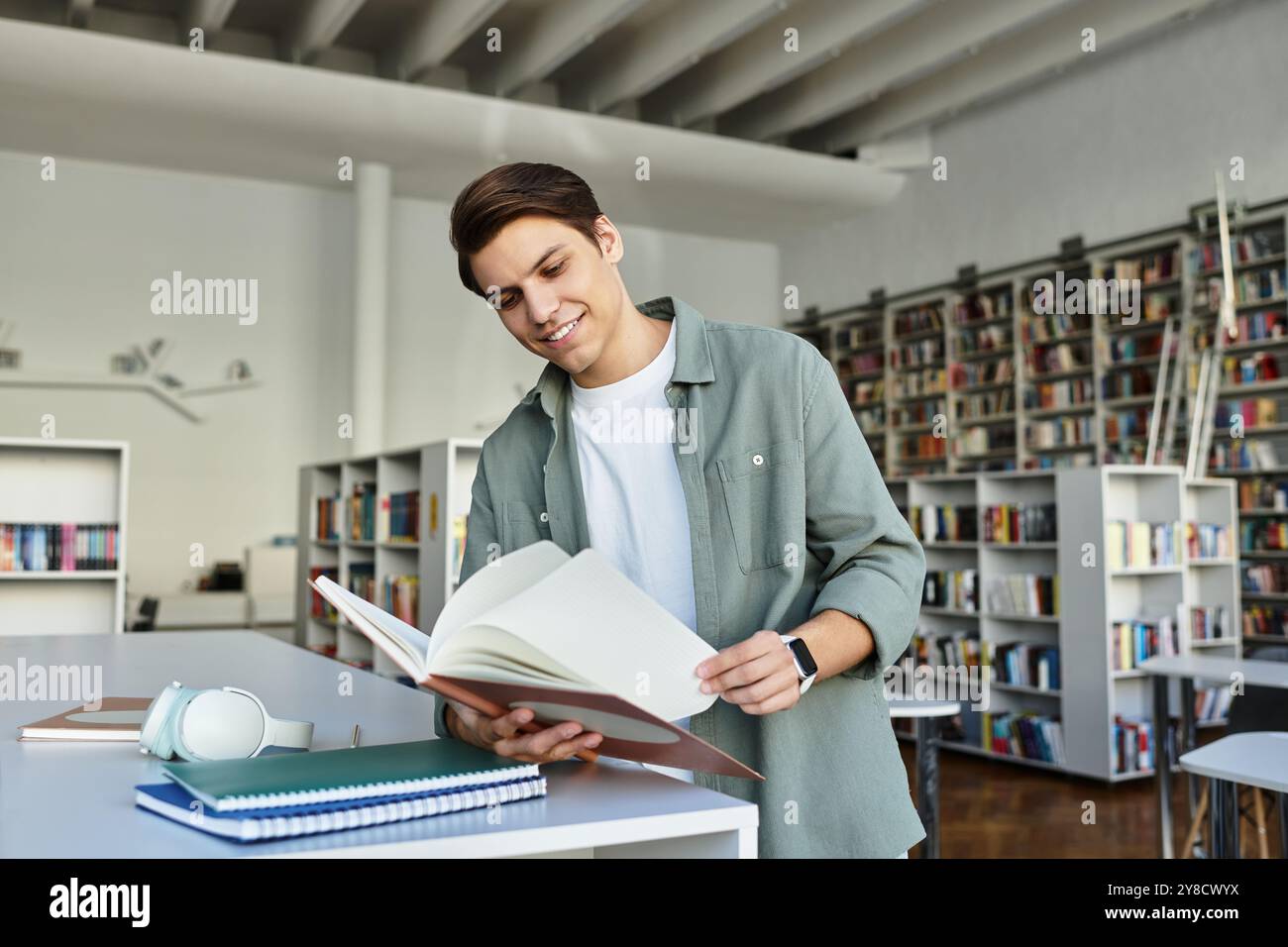 Étudiant joyeux étudiant dur, retour à l'école. Banque D'Images