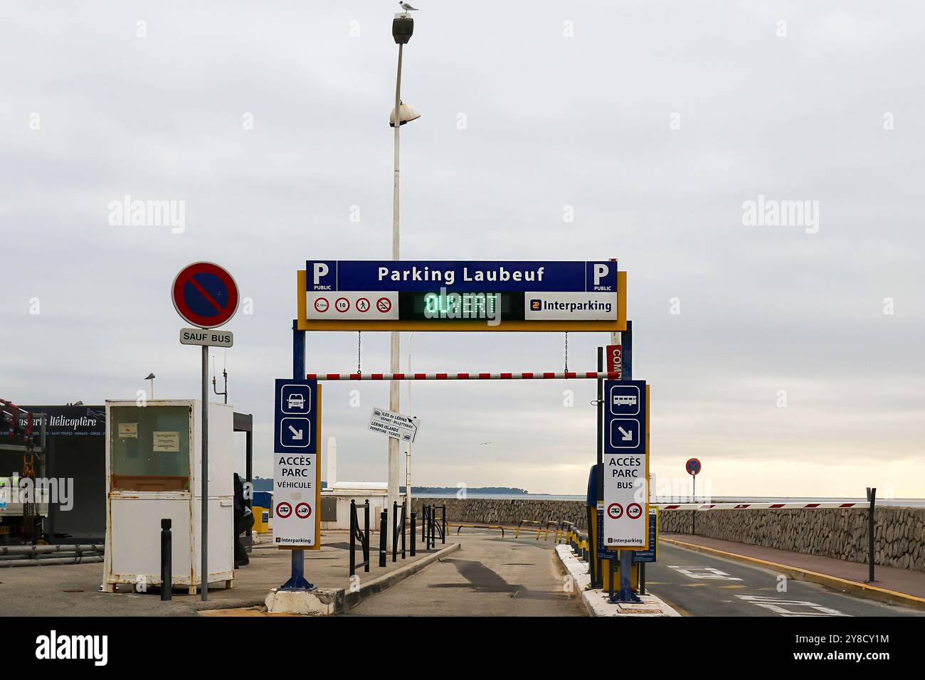Cannes, France - 30 janvier 2018 : rampe d'entrée du parking public avec panneaux et symboles de direction à l'extérieur sur une rue de Cannes en Franc Banque D'Images