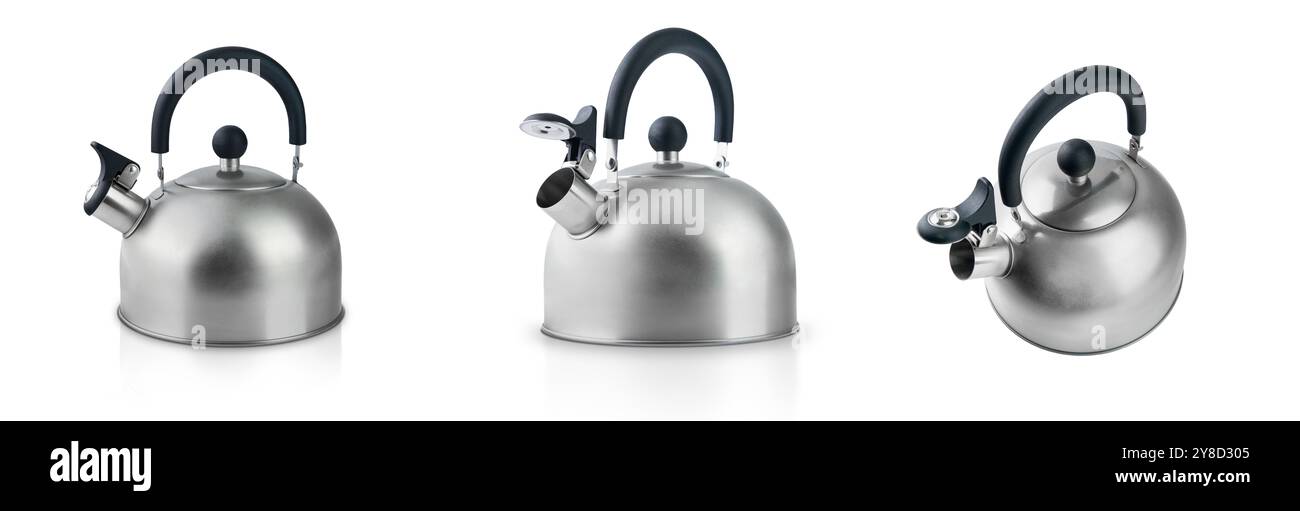 Bouilloire ou théière. Ensemble de bouilloire ou théière en acier ou en métal isolé sur fond blanc avec chemin de découpage. Elément de conception. Mise au point sélective. Banque D'Images