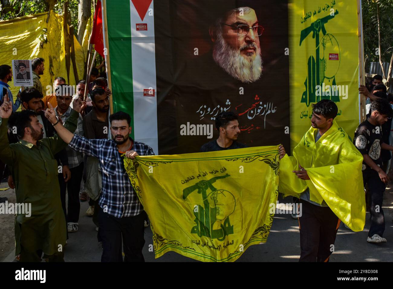 Cachemire, Inde. 04 octobre 2024. Les musulmans chiites du Cachemire portent un drapeau du Hezbollah lors d'une manifestation de solidarité avec la Palestine et contre le meurtre du chef du Hezbollah Hassan Nasrallah, à Pattan, à environ 30 km de Srinagar, la capitale estivale du Jammu-et-Cachemire. (Photo de Saqib Majeed/SOPA images/Sipa USA) crédit : Sipa USA/Alamy Live News Banque D'Images