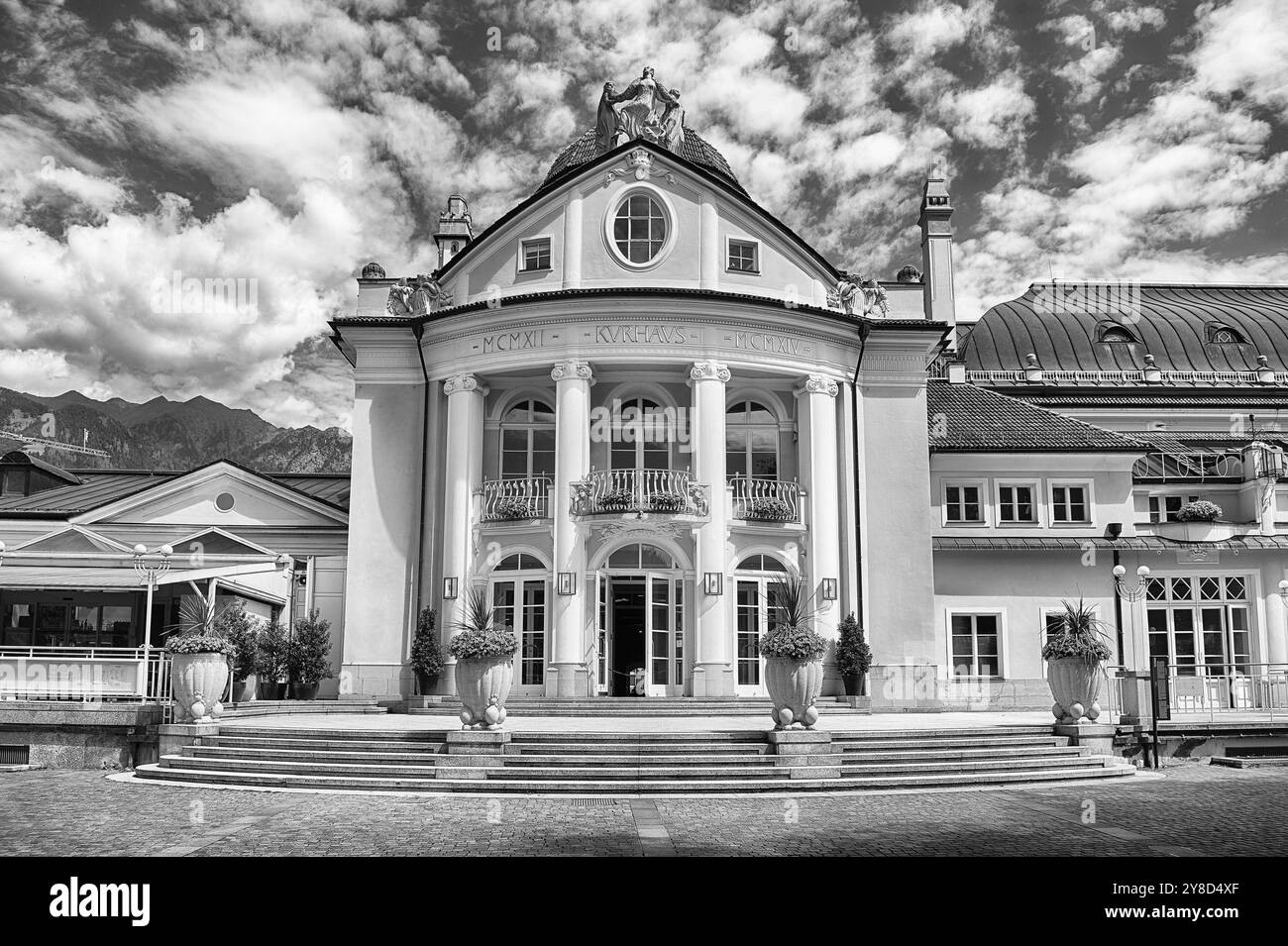 La façade blanche du bâtiment Kurhaus, monument historique à Merano, Tyrol du Sud, Italie Banque D'Images