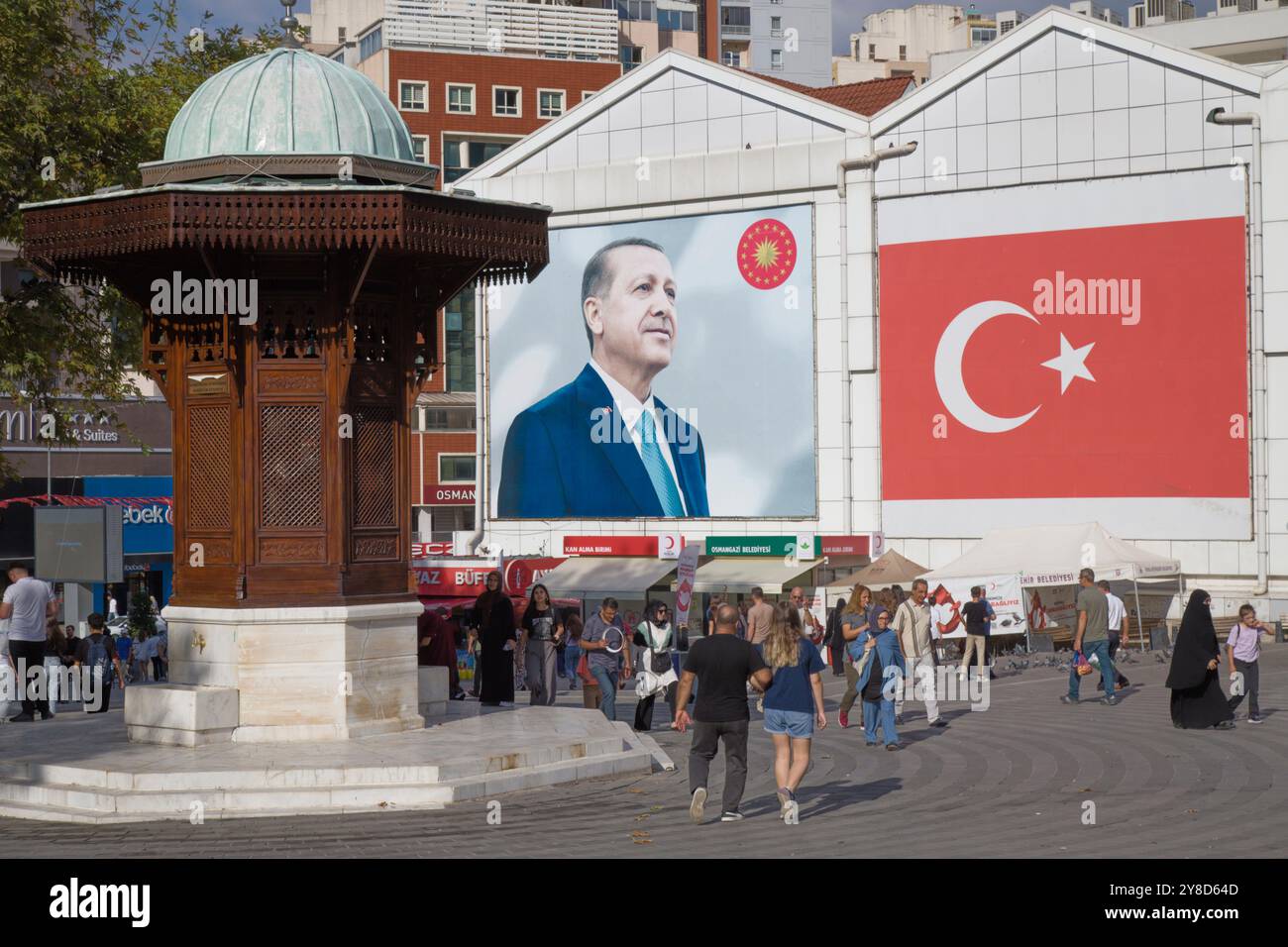 Türkiye, Turquie, Bursa, fontaine, image du président Erdogan, drapeau national, Banque D'Images
