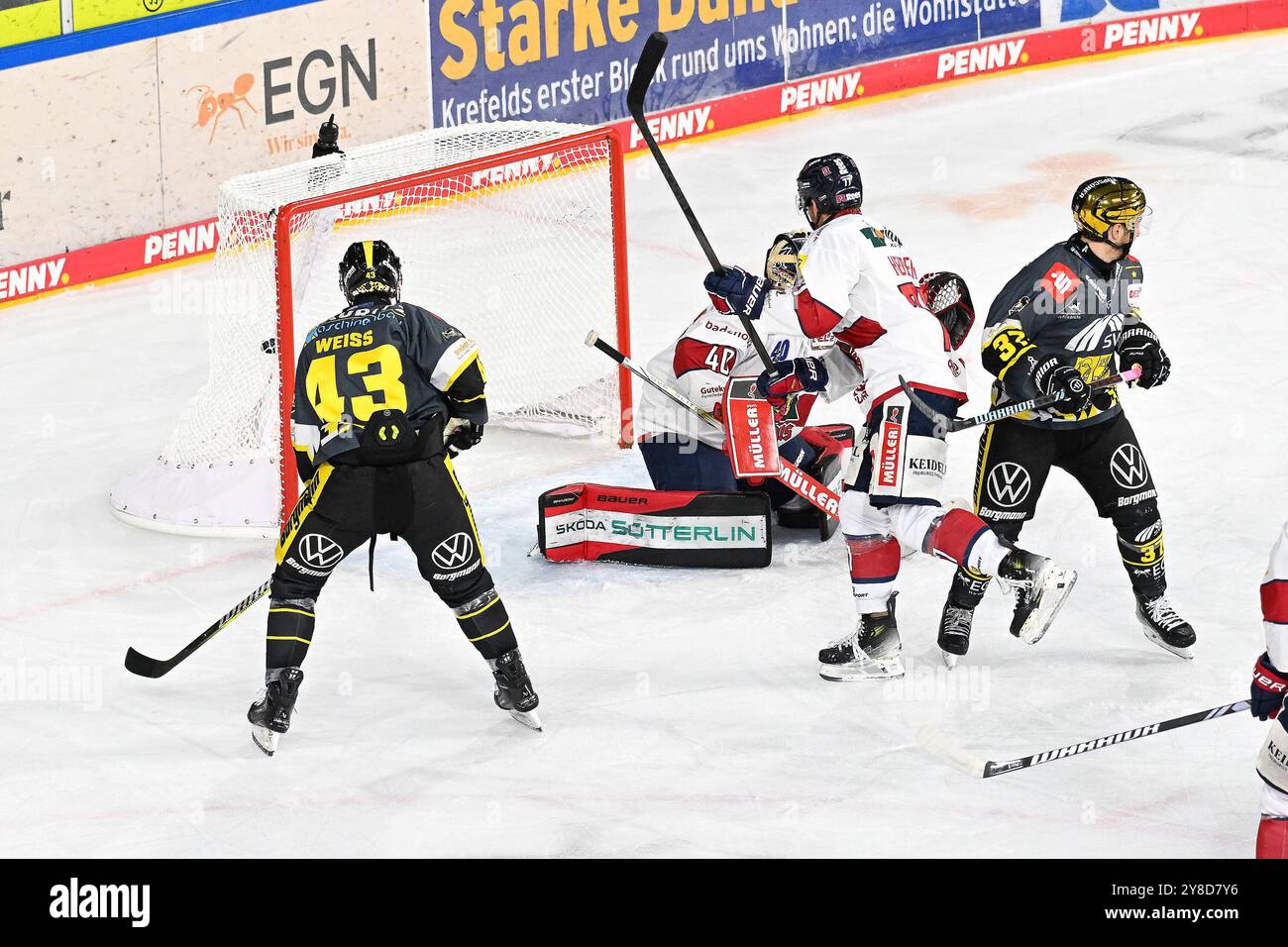 Eishockey DEL2 - 24/25 - 8. Spieltag : Krefeld Pinguine vs EHC Freiburg AM 04.10.2024 in der Yayla Arena in Krefeld Tor zum 1:1 Foto : osnapix Banque D'Images