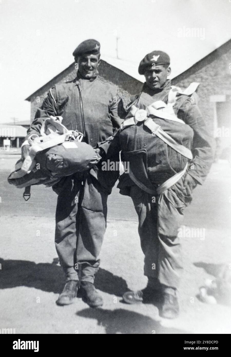 Soldats du Régiment de parachutistes se préparant à un saut lors d'un déploiement en Palestine mandataire, v. 1945-1948. Banque D'Images