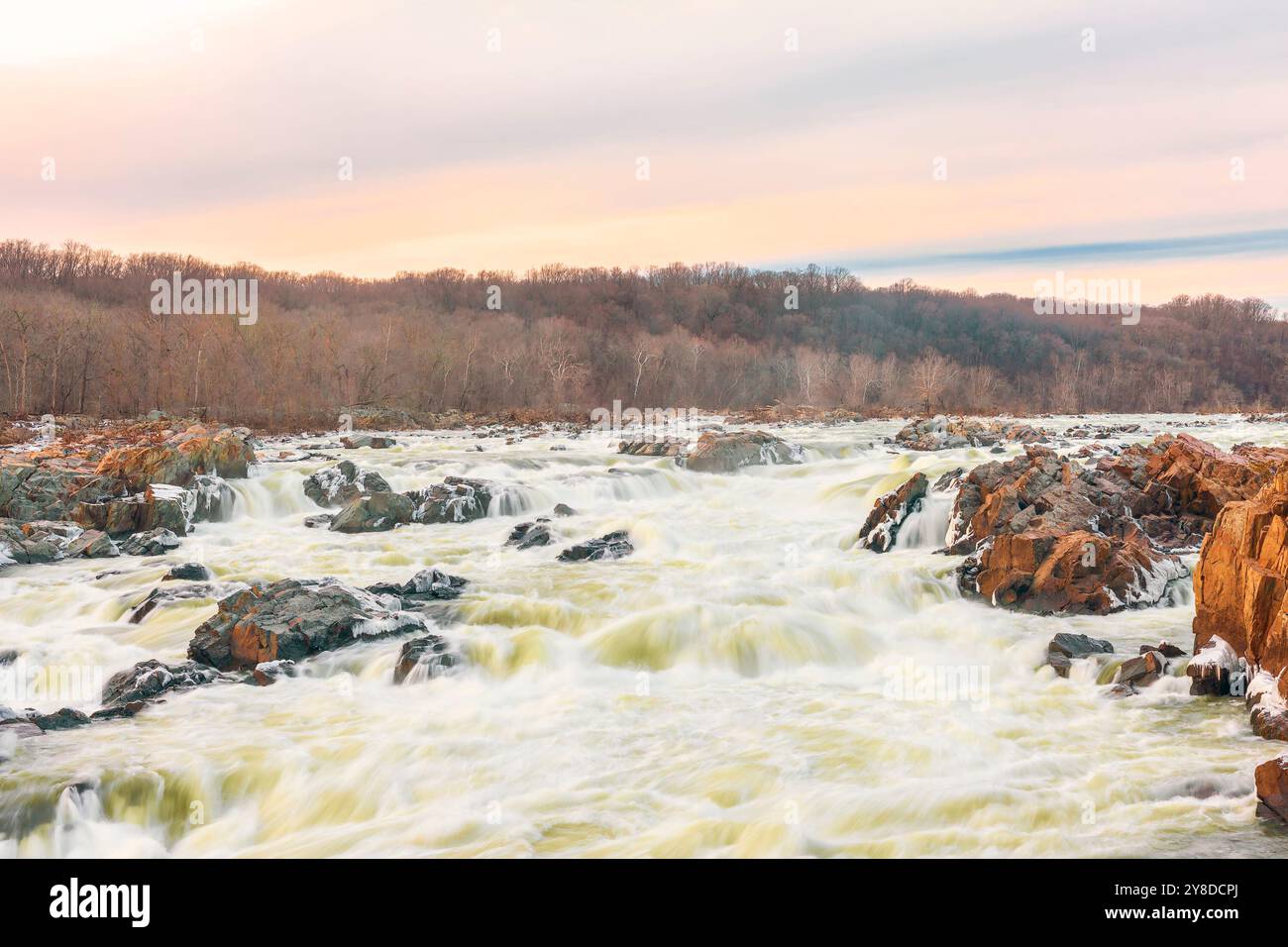 Vue sur les grandes chutes du fleuve Potomac depuis Olmsted Island au lever du soleil en hiver. Maryland. ÉTATS-UNIS Banque D'Images Vue sur les grandes chutes du fleuve Potomac depuis Olmsted Island au lever du soleil en hiver. Maryland. ÉTATS-UNIS Banque D'Images