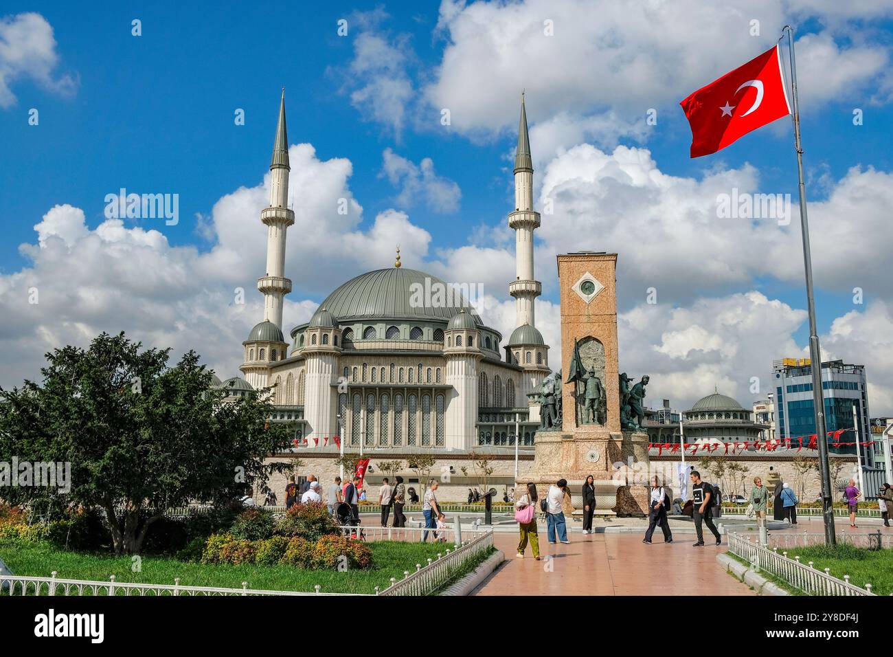 Istanbul, Turquie - 20 septembre 2024 : place Taksim avec le monument de la République sculpté par Pietro Canonica et la mosquée Taksim à Istanbul. Banque D'Images