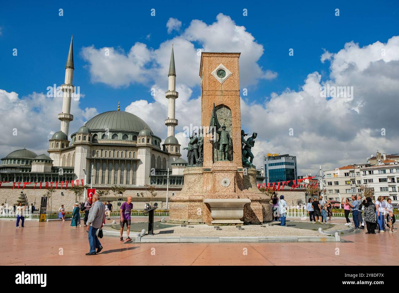 Istanbul, Turquie - 20 septembre 2024 : place Taksim avec le monument de la République sculpté par Pietro Canonica et la mosquée Taksim à Istanbul. Banque D'Images