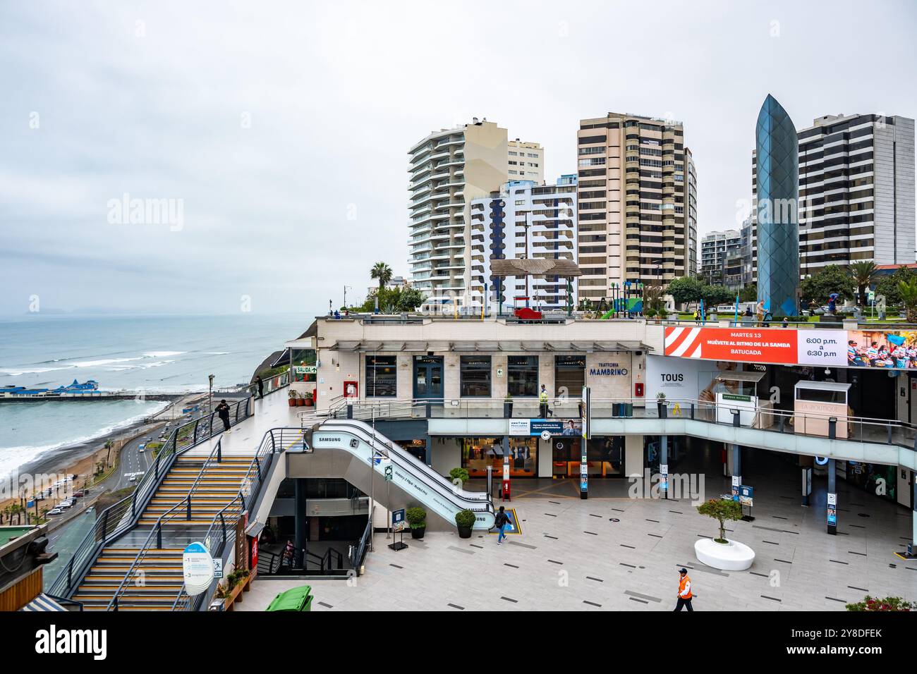 Centre commercial Larcomar près de l'océan Pacifique. Miraflores, Lima, Pérou, Amérique du Sud. Banque D'Images