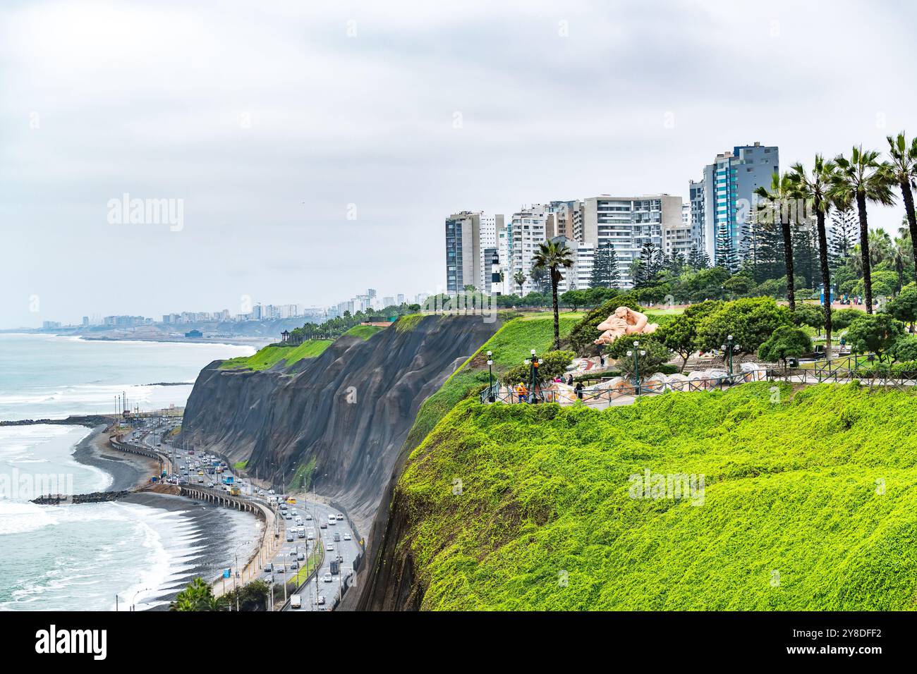 Les immeubles de grande hauteur surplombent l'océan Pacifique. Miraflores, Pérou, Amérique du Sud. Banque D'Images