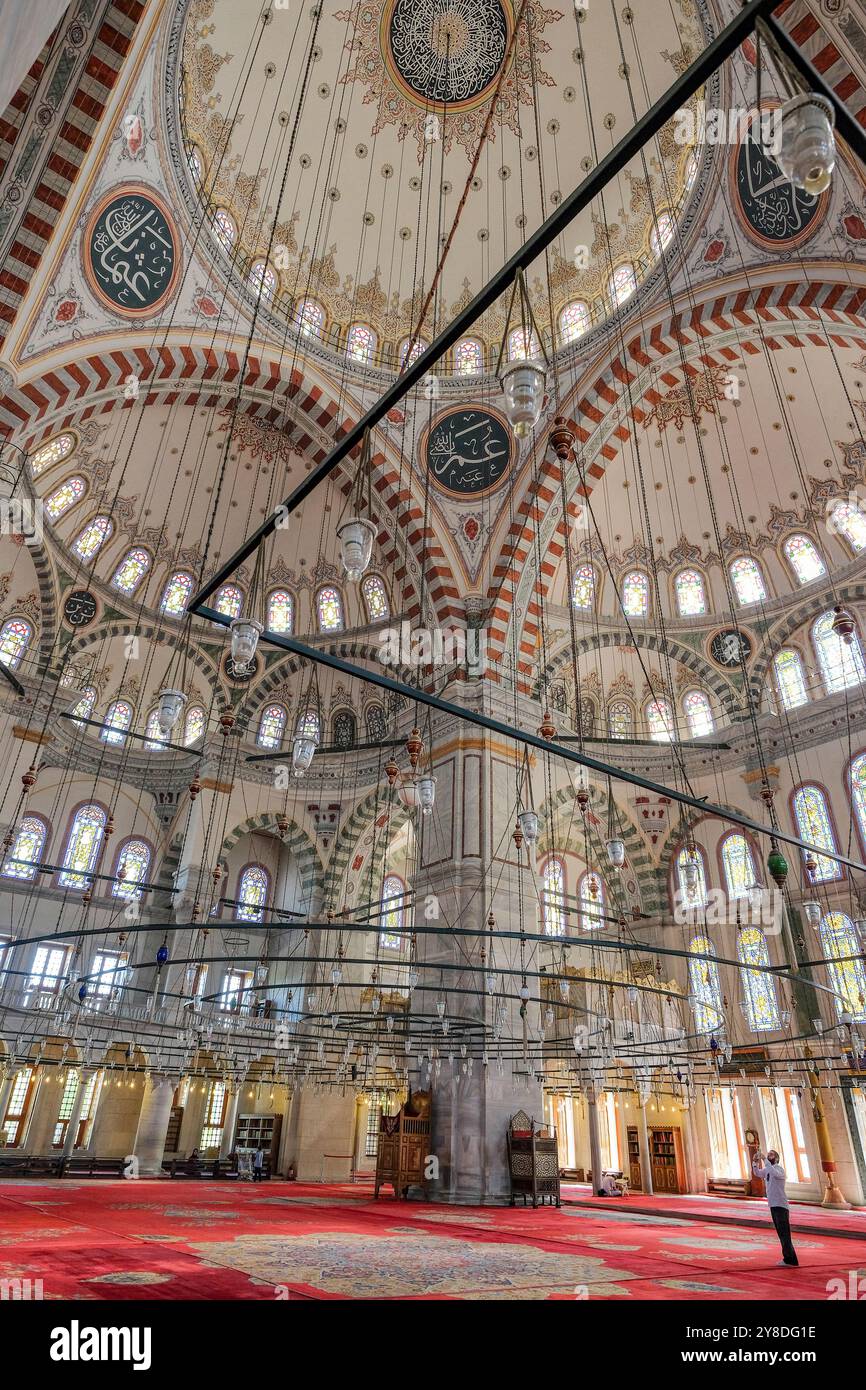 Istanbul, Turquie - 25 septembre 2024 : Mosquée Fatih ou Mosquée du Conquérant dans le district de Fatih à Istanbul, Turquie. Banque D'Images